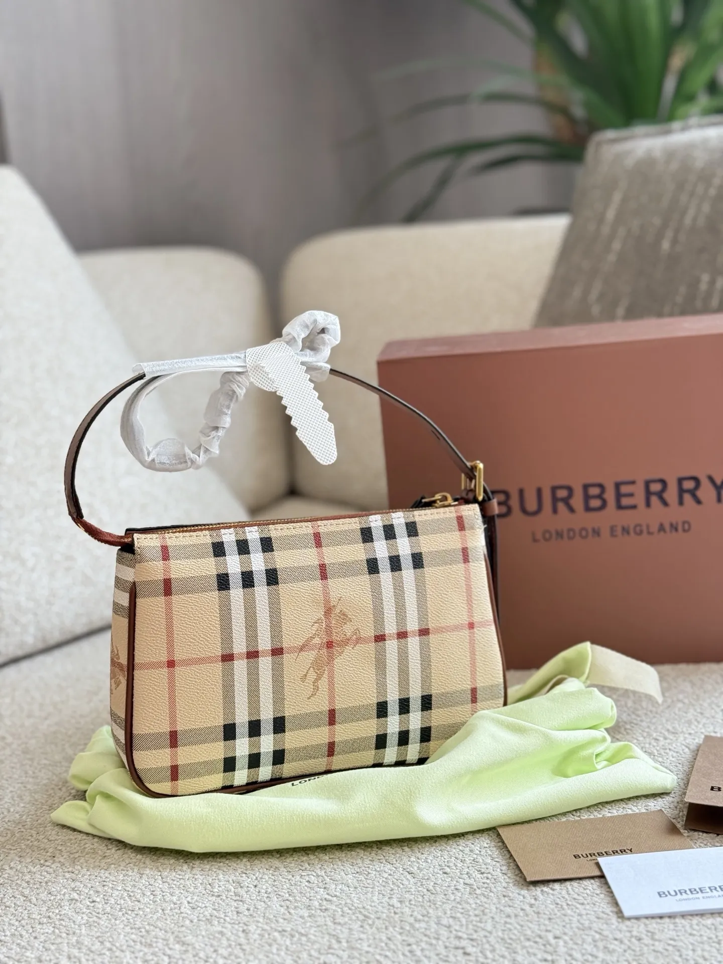 p100 burberry|舍 不得扒出来的宝藏包包新入的burberry麻将包~ 老花麻将包很实用皮质柔软!日日非常的百搭复古高级感 背出去逛街被问了好多次o把这个宝藏包包分享给姐妹们~记得捂紧自己的口袋9哟