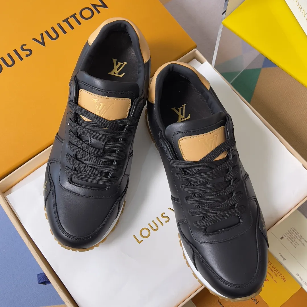 顶级版本:男款390💰 LV 路易威登 驴牌L家 经典Run Away系列 休闲 运动鞋 老爹鞋 原版购入开发 做货 本款 Run Away 运动鞋融汇品牌经典 Monogram 压纹粒面牛皮革和 Epi 牛皮革,以坡跟橡胶外底诠释跑鞋灵感。LV 字母和路易威登巴黎标识分别点缀鞋舌和后部 配送专柜精美包装🛍📦 ▪️ 面料:原版定制进口头层牛皮 ▪️ 内里:原版定制羊皮+透气网里 ▪️ 鞋底:原版开模防滑TPU材质 ▪️ 底厚:4CM ▪️ Size: 男款39-46