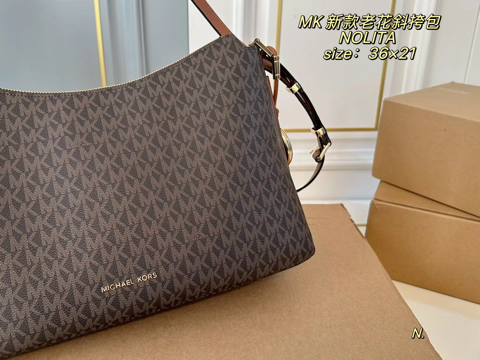 P170(配盒) size:36×21 MK老花新款NOLITA斜挎包🔥 简约大方,超多颜色🉑️选 肩带可调节,解锁多种背法 高级有质感,轻便实用! 时尚与休闲无缝衔接‼️