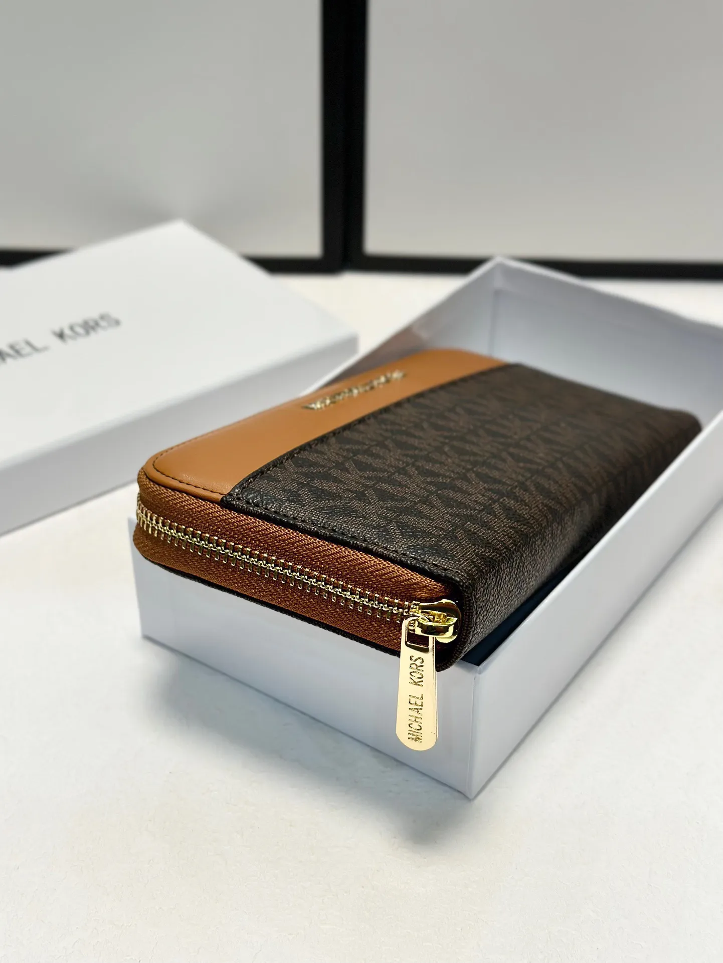 P95🎀🎀颜色 咖🎀尺寸 19x10🎀实拍MK✨优质牛皮🐂手感一流👏时尚设计💋潮版百搭，简约大方，经典永不过时💍单拉链钱包