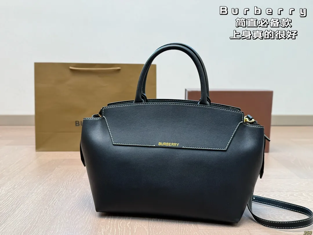 ¥160 Burberry 巴宝莉👜 简直必备款 上身真的很好看 经典气质款 日常出行 容量很大 尺寸28 20