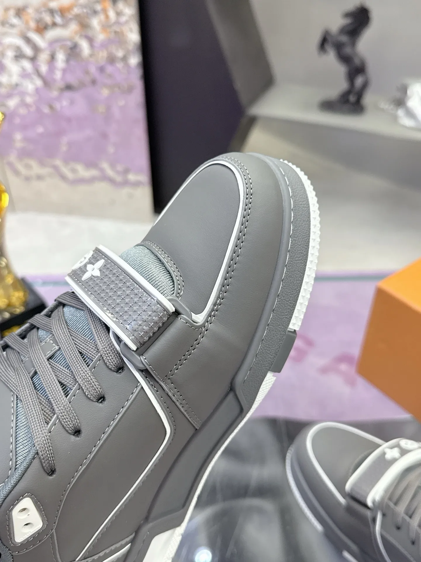 工厂价：350💰 顶级版本LV新款魔术贴 情侣款 LV 路易威登L家 Trainer 25开春/新款 休闲 运动鞋 滑板鞋 LV Trainer 运动鞋的灵感源自复古篮球鞋，代表 Virgil Abloh 的标志性设计理念 展现复古篮球运动鞋的当代演绎。粒面牛皮革 后者与当季成衣系列设计遥相呼应。Monogram 花卉点缀橡胶外底，LV 字母标注鞋舌。 ✔️面料: 原版定制头层牛皮 ✔️内里: 原版定制透气网里 ✔️大底: 双色TPU组合大底 ✔️底厚: 3CM ✔️Size: 35-45