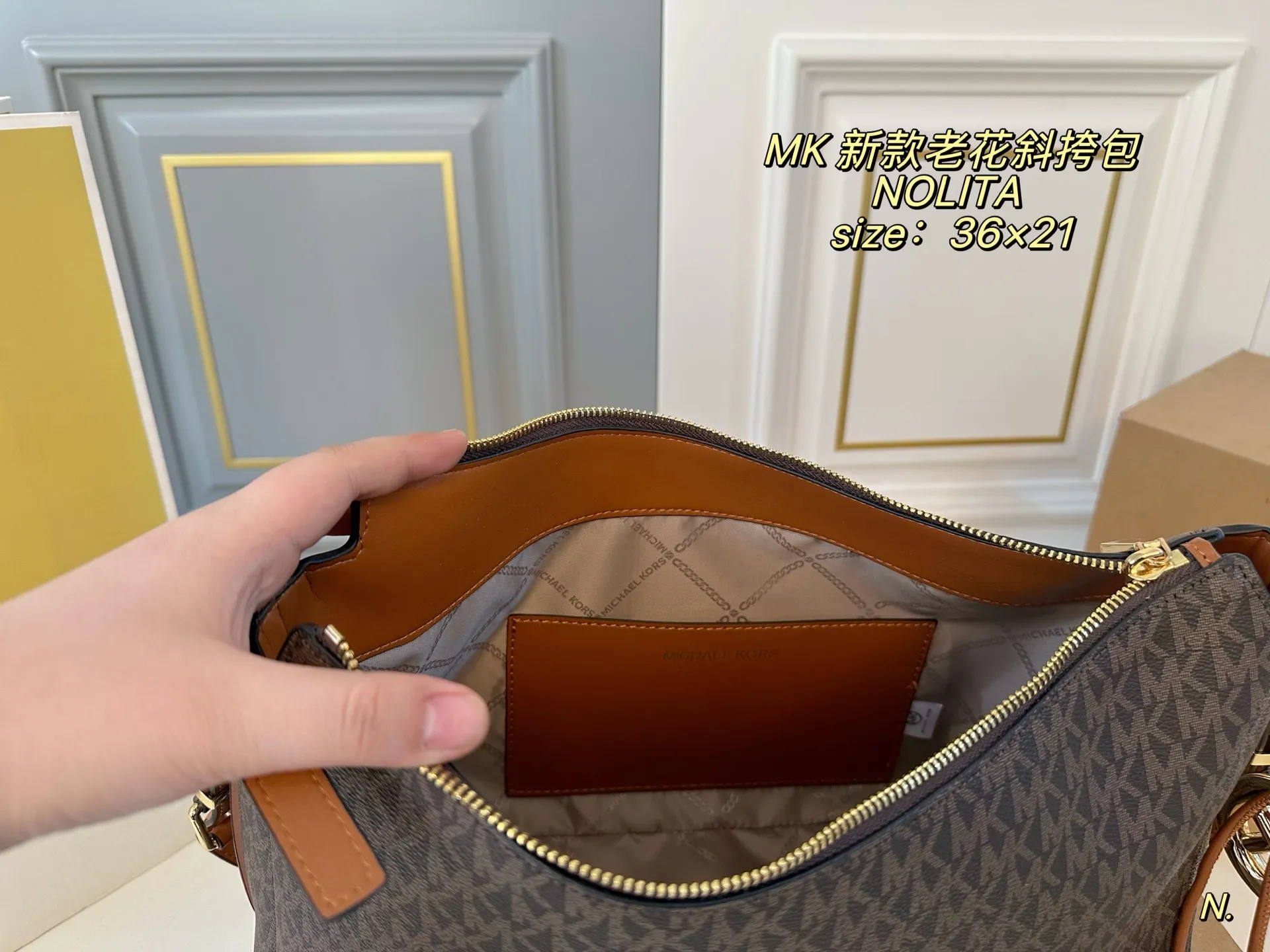 P170(配盒) size:36×21 MK老花新款NOLITA斜挎包🔥 简约大方,超多颜色🉑️选 肩带可调节,解锁多种背法 高级有质感,轻便实用! 时尚与休闲无缝衔接‼️