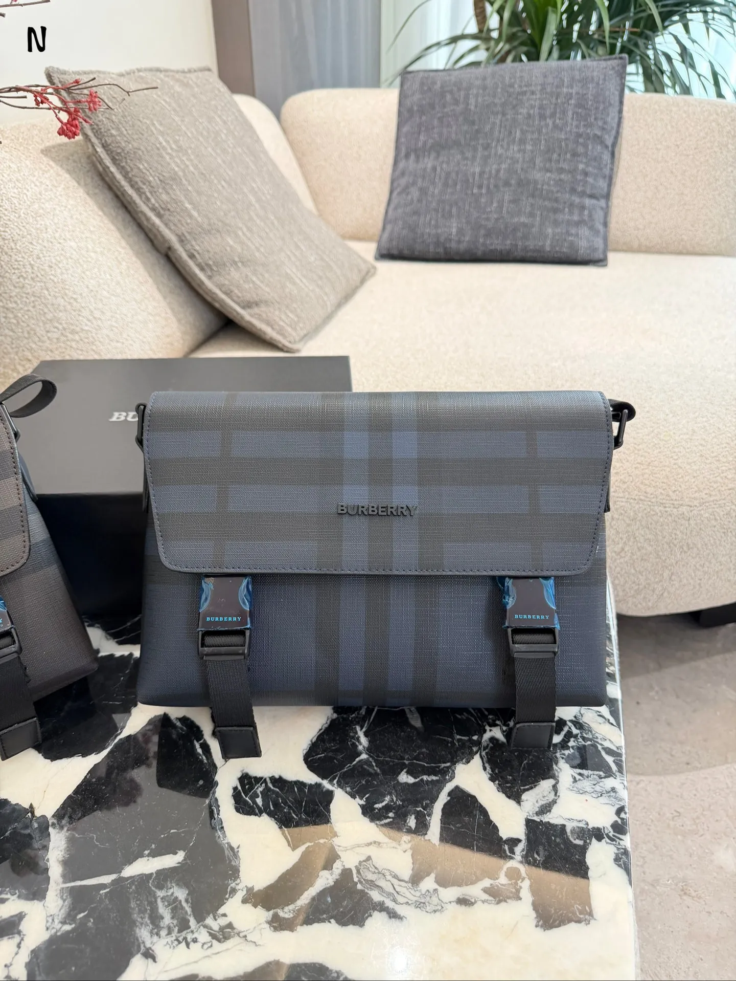 p170 Burberry炭灰格纹信使包 Burberry这款炭灰格纹信使包, 采用经典格纹帆布+小 牛皮饰边,低调又高级。29x8.5x17.5cm约29x8.5x17.5cm, 内部空间合理,通勤日常都很OK!可调节肩带,单肩斜挎随心切换,实用又有型+。英伦风满满,男女都能轻松驾驭,休闲或商务穿搭都超百搭!