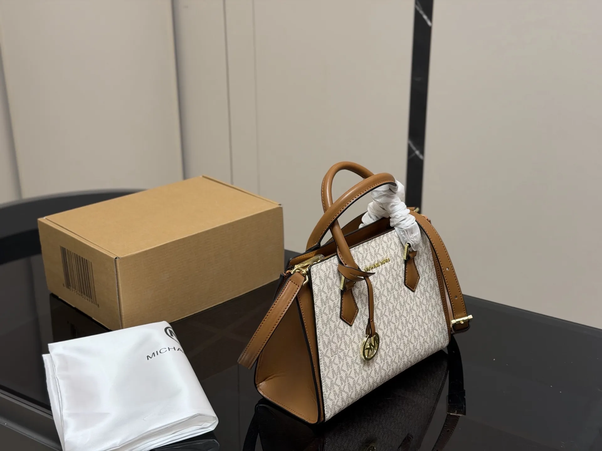 ¥170 配盒 size:26*20cm mk 新品 你会发现它越看越好看! 实用型 容量大