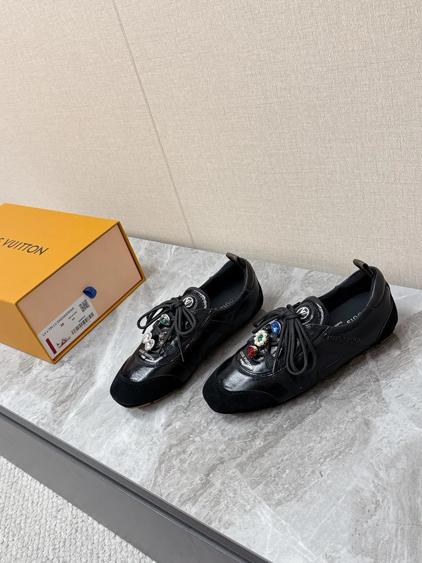 💰320 Louis Vuitton路易威登驴牌春夏Sneakerina系列 芭蕾运动鞋 德训鞋 平底鞋 原版三对购入开发完美复刻Sneakerina 芭蕾风运动鞋以丝滑绒面牛皮革塑造流畅线条 兼具芭蕾舞鞋的轻盈构型和运动鞋的舒适质感。侧面 LV 标识和Monogram 帆布后袢带丰富细节，Sacchetto 工艺和 TPU 外底升级轻柔穿着体验 底厚：1.5CM 面料: 原版定制进口头层牛皮 内里：原版定制透气网里鞋底：原版开模注塑TPU材质Size: 35-42（41 42定制）