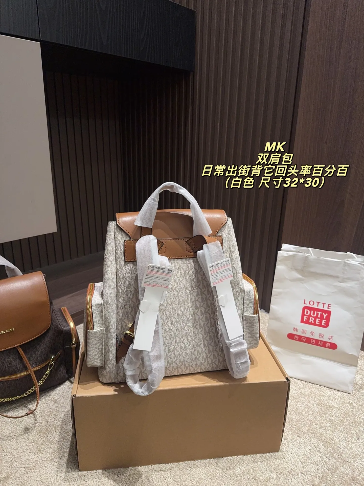 P200配飞机盒⚠️尺寸30*32 MK 双肩包 质感很高级 容量超级大也很耐用 日常出街背它回头率百分百 就是这种随性慵懒感