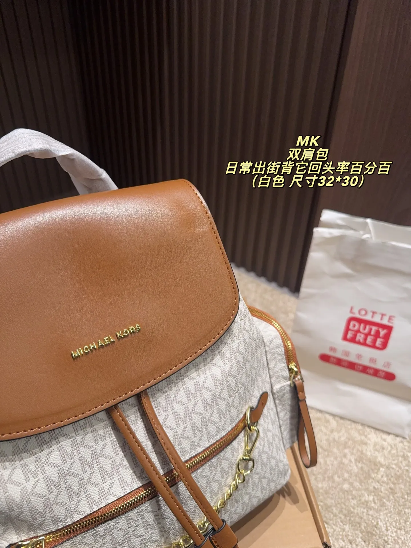 P200配飞机盒⚠️尺寸30*32 MK 双肩包 质感很高级 容量超级大也很耐用 日常出街背它回头率百分百 就是这种随性慵懒感
