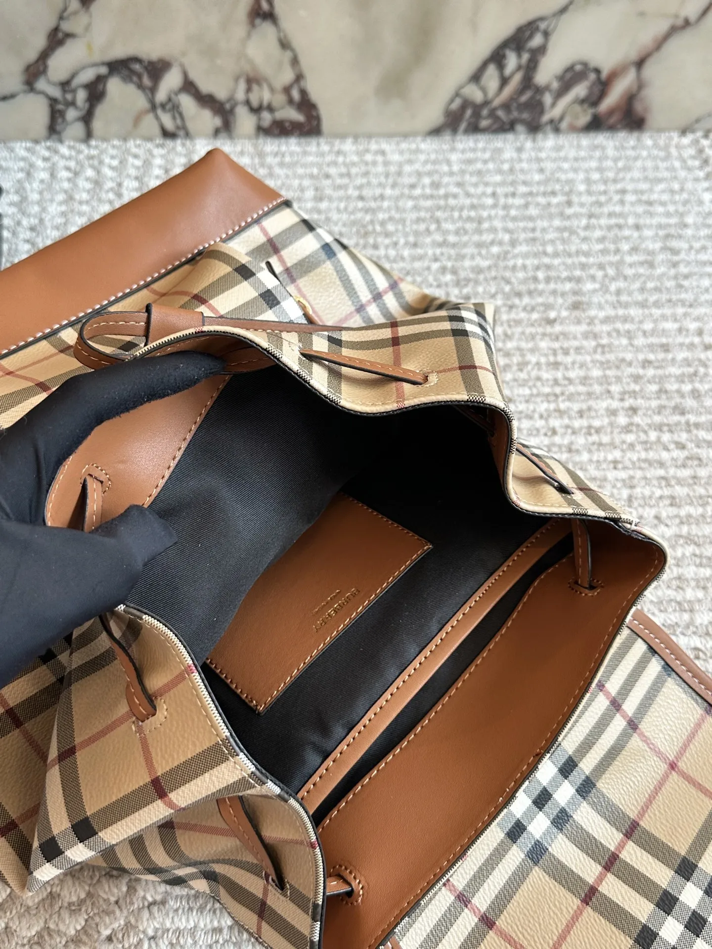 p195 超级乖的格纹双肩包 终于终于到货啦!!!这要经典格纹的女士双肩包, 不要 太乖哦背起来一白容量也很大, 经典又百搭,博柏利双肩 包#享 #burberry #格纹双肩 包27×35