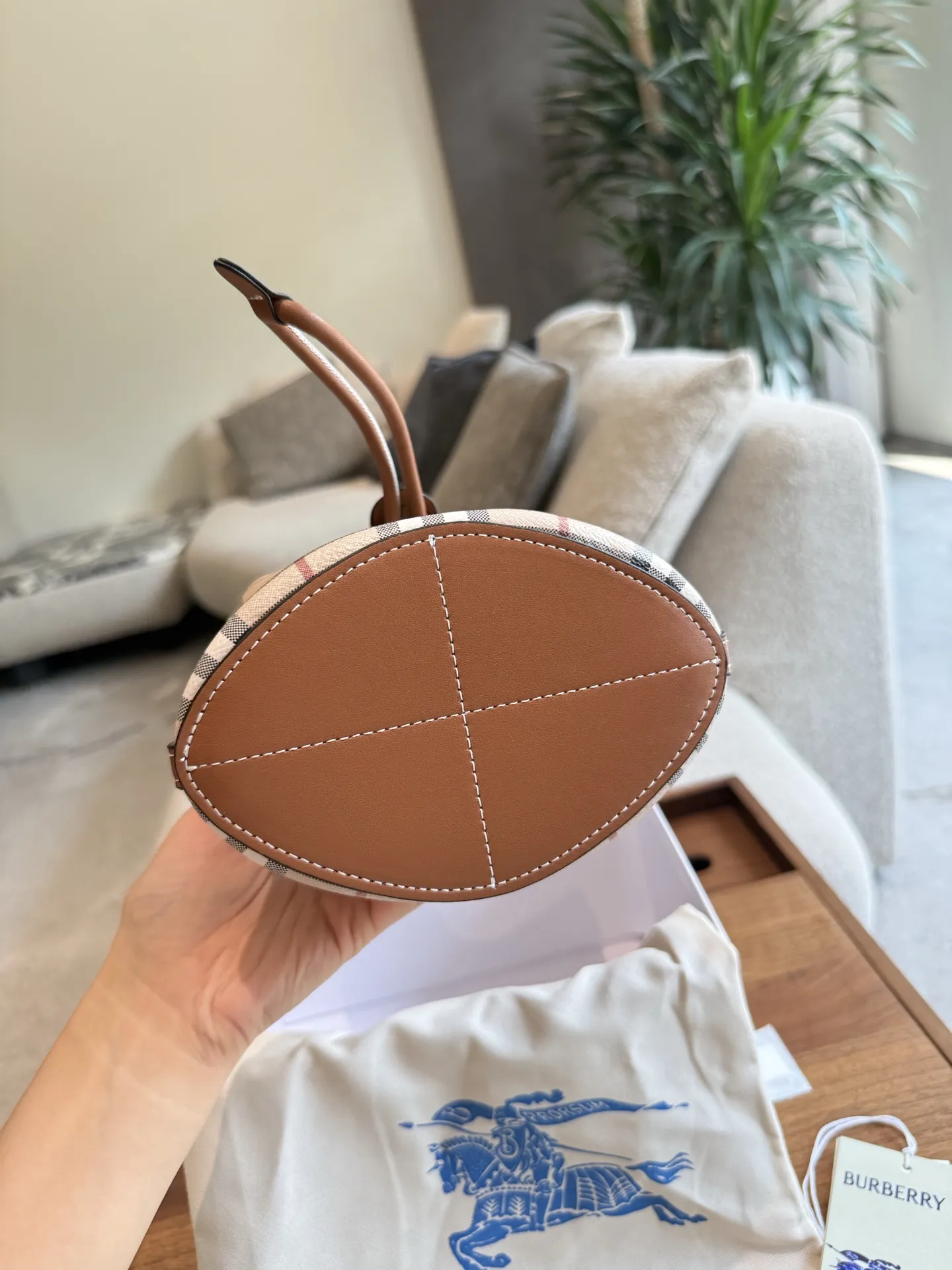 p165 年底到了。2快来-只BURBERR发财桶到发财$水桶包,选用涂层棉质混纺面料打造。于意大利工坊精制而成。 秋冬必备百搭斜挎包. 满满的高级感,时尚女士必备。 商品规格:16.5 x11x 18.5cm,肩背带最短垂直佩戴长度:48cm,肩背带最长垂直佩戴长度:54cm