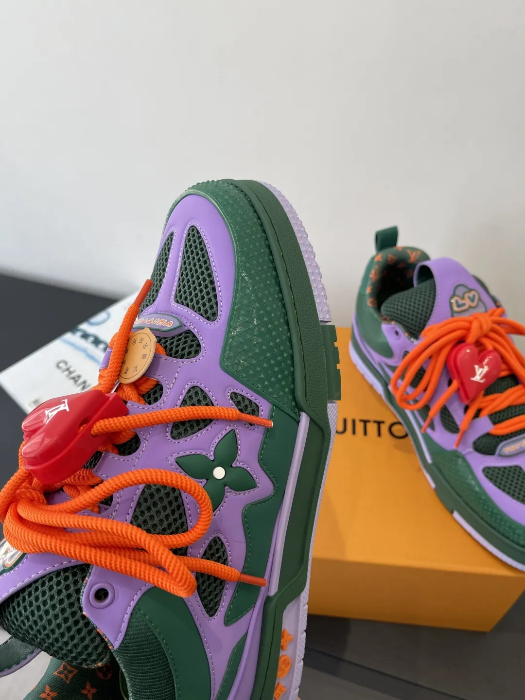 400💰新版面 Louis Vuiton路易威登 Skate系列面包鞋滑板鞋 运动鞋(配饰➕60❗️) LV Skate从2020年开始延续The View专业滑板鞋款,这种风格延续了90年代肥大的版型。设计师们添加了俏皮的元素,例如开放式网面鞋舌和向Axion、es和DC致敬的夸张鞋带。这款LVSK8运动鞋不同于典型的滑板鞋,它采用牛巴革制成,带有TPU饰边和Monogram纹理。最后,还有鞋跟和鞋舌上的logo以及侧面花卉图案。 面料:原版定制头层牛皮+透气网面 内里:原版进口透气网里 鞋底:原版开模tpu大底 码数:35-45
