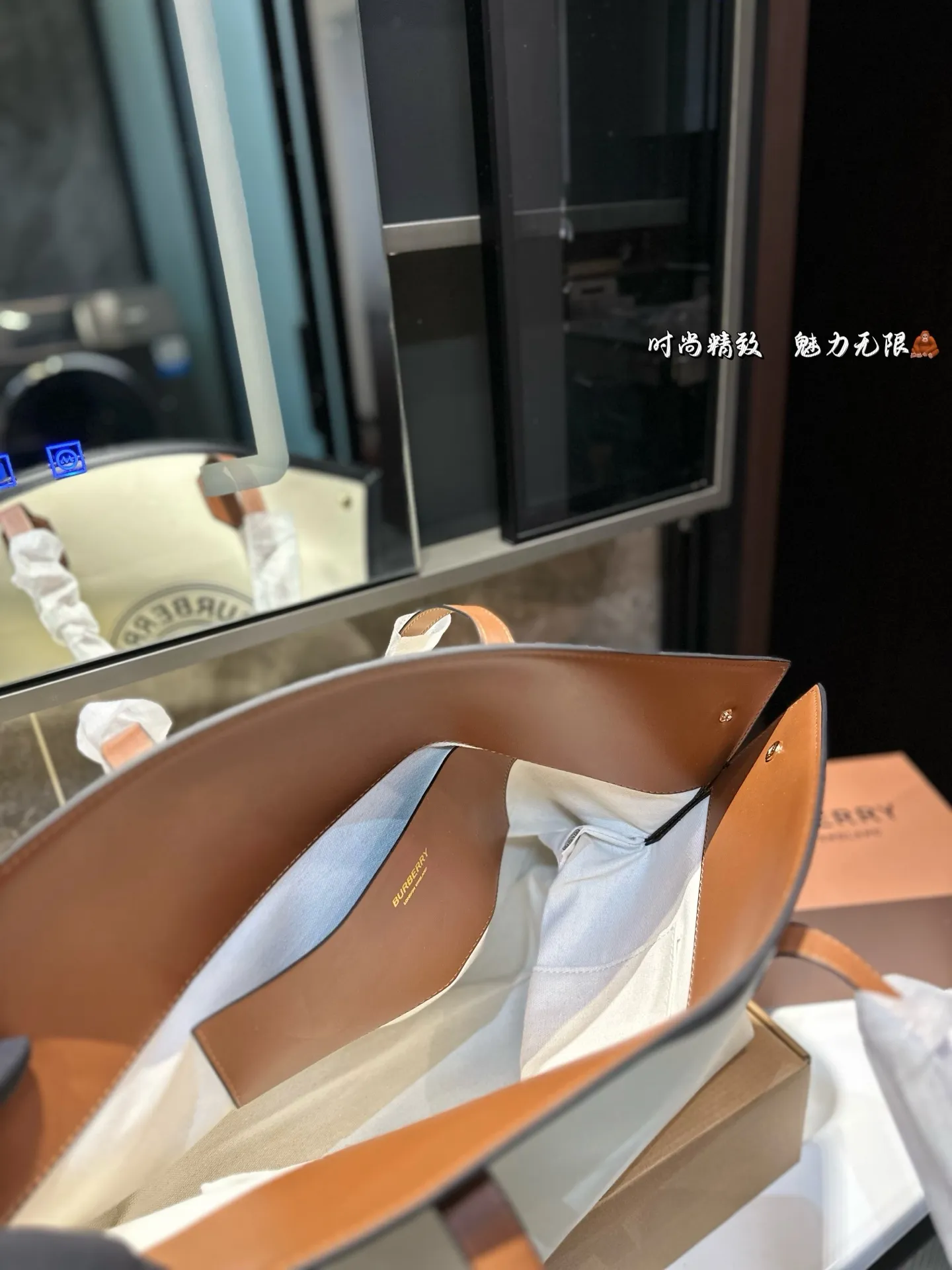 ❤️p160❤️ Burberry 2020SS托特包!!购物袋 推 荐给大家 巴宝莉大家好.推荐给大家是2020SS走秀款非常实用和百搭.相对很多托特包来说.这个款满轻便又耐用的一款! 太喜欢这个款式啦 推荐自留 尺寸 45 33