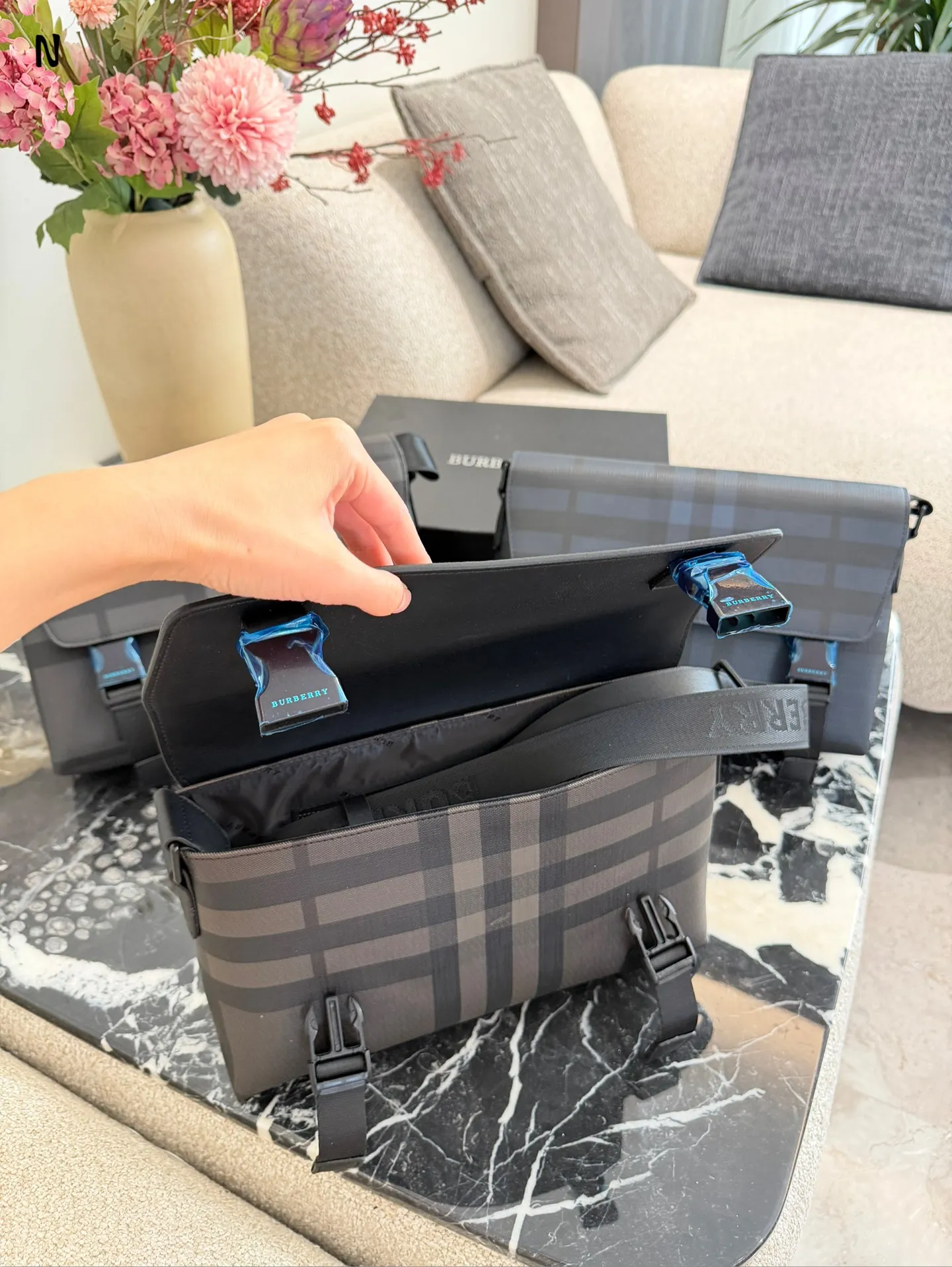 p170 Burberry炭灰格纹信使包 Burberry这款炭灰格纹信使包, 采用经典格纹帆布+小 牛皮饰边,低调又高级。29x8.5x17.5cm约29x8.5x17.5cm, 内部空间合理,通勤日常都很OK!可调节肩带,单肩斜挎随心切换,实用又有型+。英伦风满满,男女都能轻松驾驭,休闲或商务穿搭都超百搭!