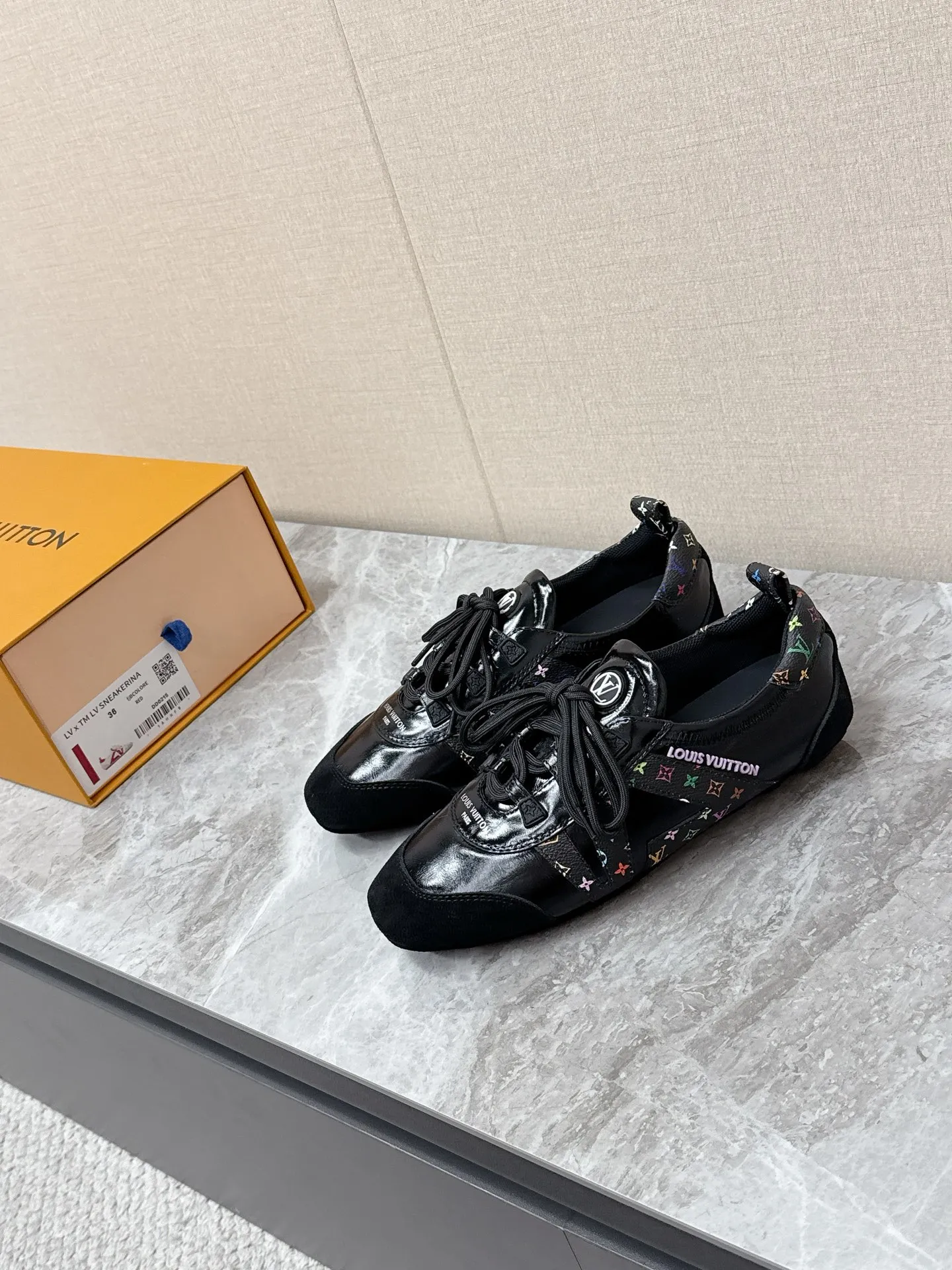 💰300 Louis Vuitton路易威登驴牌春夏Sneakerina系列 芭蕾运动鞋 德训鞋 平底鞋 原版三对购入开发完美复刻Sneakerina 芭蕾风运动鞋以丝滑绒面牛皮革塑造流畅线条 兼具芭蕾舞鞋的轻盈构型和运动鞋的舒适质感。侧面 LV 标识和Monogram 帆布后袢带丰富细节，Sacchetto 工艺和 TPU 外底升级轻柔穿着体验 底厚：1.5CM 面料: 原版定制进口头层牛皮 内里：原版定制透气网里鞋底：原版开模注塑TPU材质Size: 35-42（41 42定制）