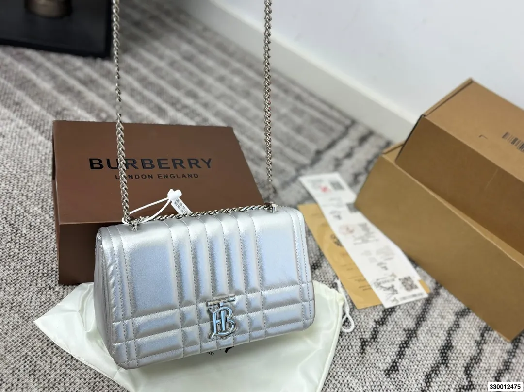 p165 配礼盒 burberry Lola新品链条包 软软的皮质加上珩缝工艺写满了高级! 和我的基础款怎么搭都好看! 尺寸22.15