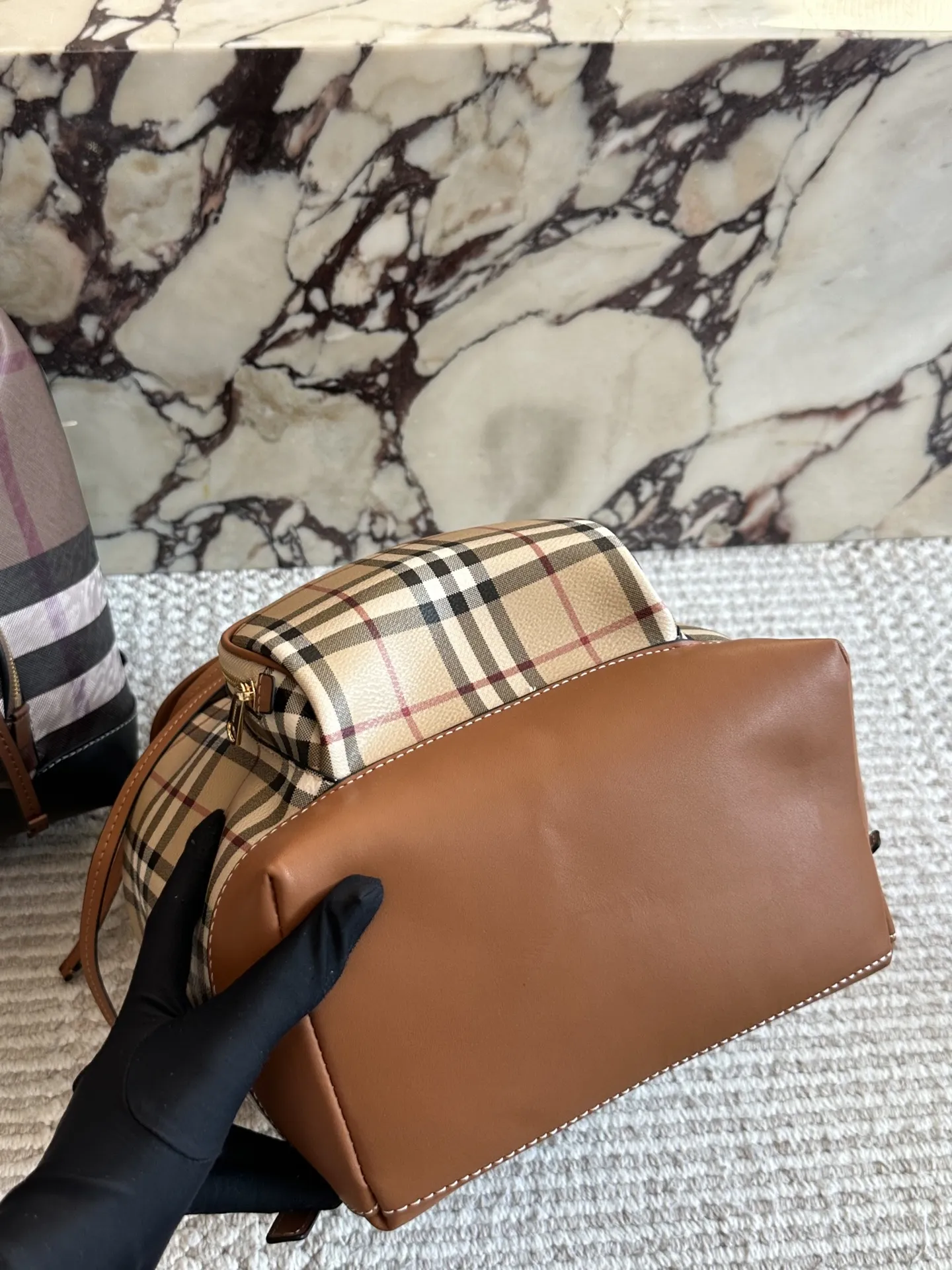 p195 超级乖的格纹双肩包 终于终于到货啦!!!这要经典格纹的女士双肩包, 不要 太乖哦背起来一白容量也很大, 经典又百搭,博柏利双肩 包#享 #burberry #格纹双肩 包27×35