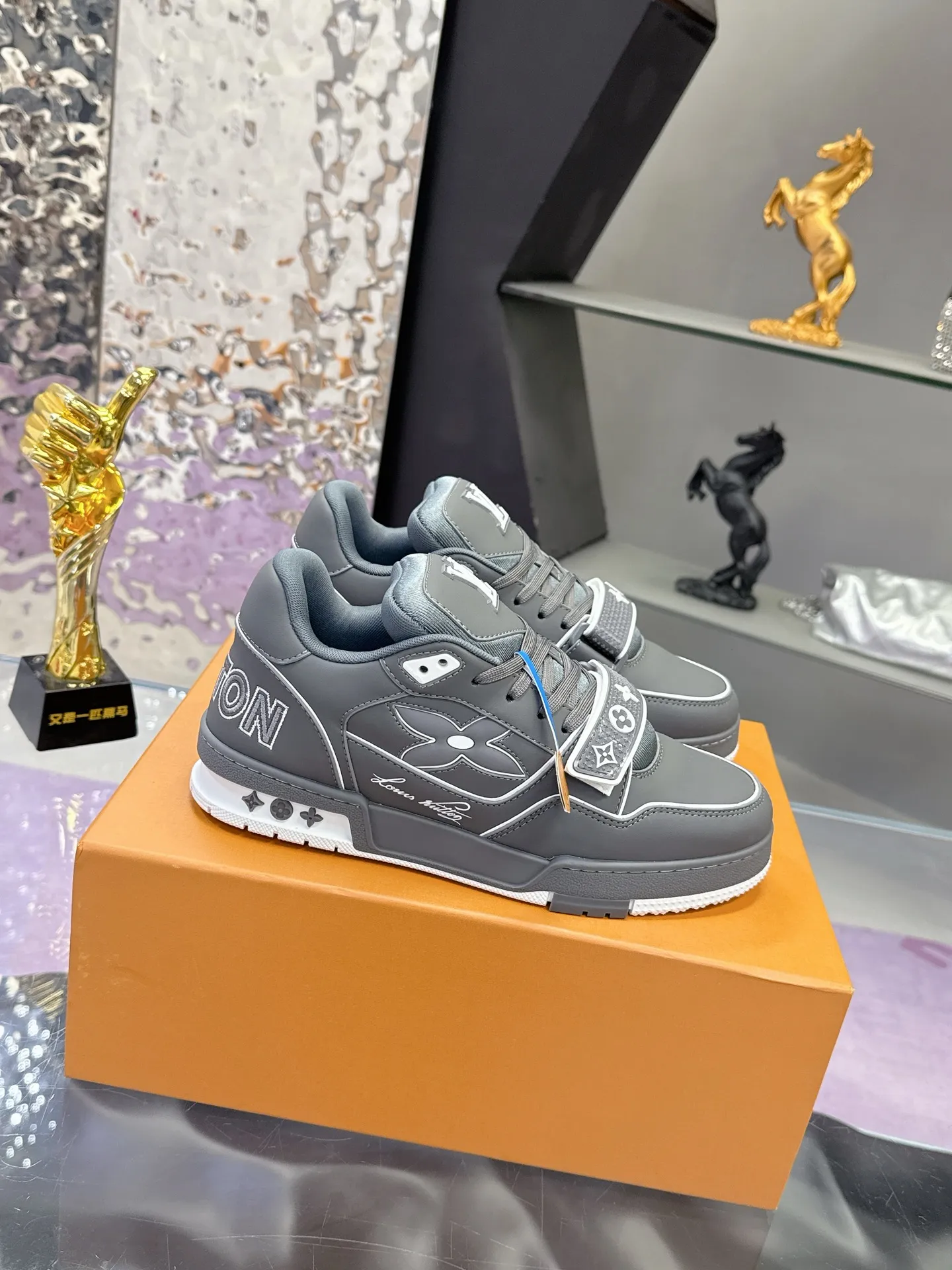 工厂价:350💰 顶级版本LV新款魔术贴 情侣款 LV 路易威登L家 Trainer 25开春/新款 休闲 运动鞋 滑板鞋 LV Trainer 运动鞋的灵感源自复古篮球鞋,代表 Virgil Abloh 的标志性设计理念 展现复古篮球运动鞋的当代演绎。粒面牛皮革 后者与当季成衣系列设计遥相呼应。Monogram 花卉点缀橡胶外底,LV 字母标注鞋舌。 ✔️面料: 原版定制头层牛皮 ✔️内里: 原版定制透气网里 ✔️大底: 双色TPU组合大底 ✔️底厚: 3CM ✔️Size: 35-45