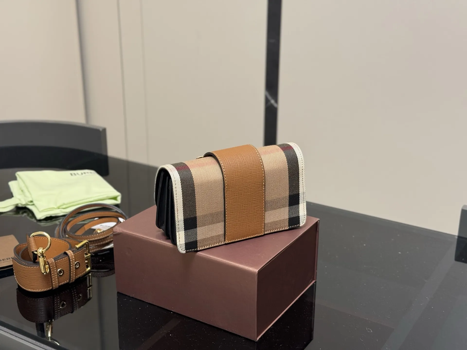 ¥170 配盒 尺寸:19.5*10*8cm 💜BURBERRY💯 巴宝莉 原单货 搭配双肩带 ⚠️一宽一细 臻选考究的马勒牛皮配原厂帆布精制而成 超级讲究哦!!!