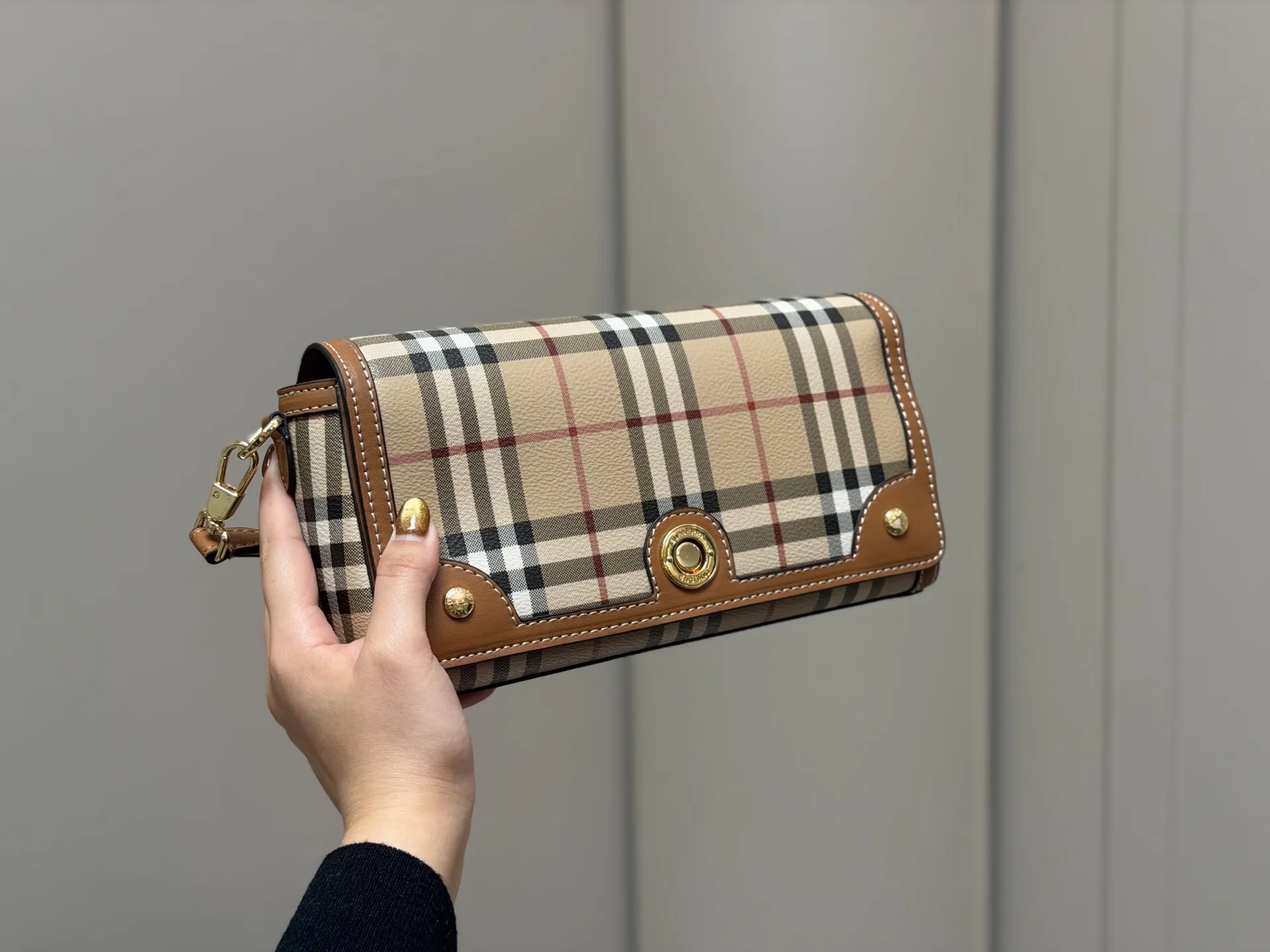 &yen;170 配盒 size：24*13cm 巴宝莉帆布邮差包！ 自带vintage气质。 橄榄绿看起来更有质感，更特别。