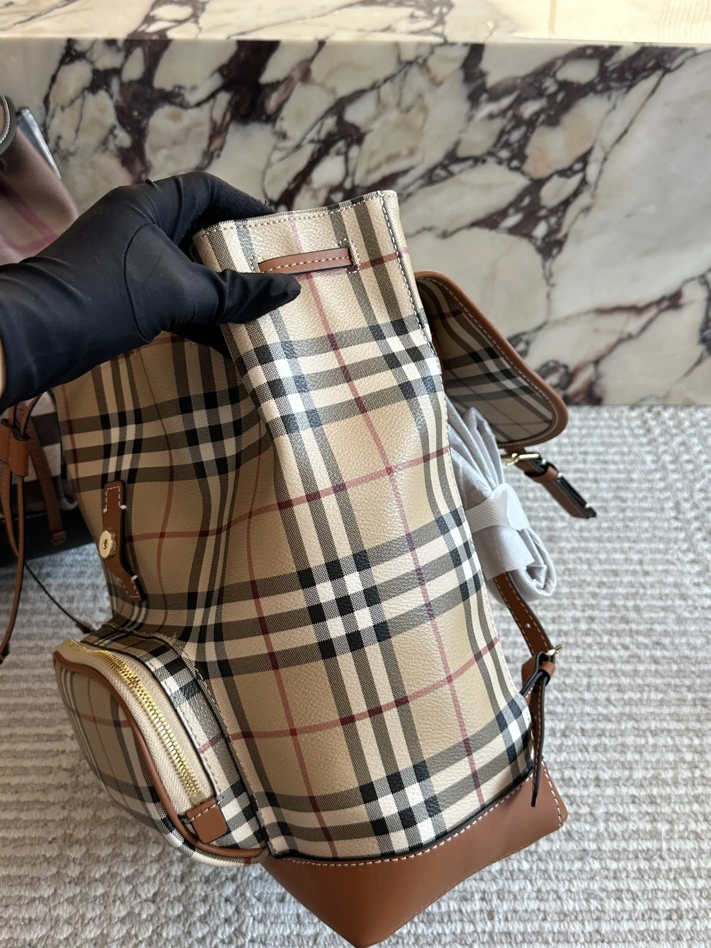 p195 超级乖的格纹双肩包 终于终于到货啦!!!这要经典格纹的女士双肩包, 不要 太乖哦背起来一白容量也很大, 经典又百搭,博柏利双肩 包#享 #burberry #格纹双肩 包27×35