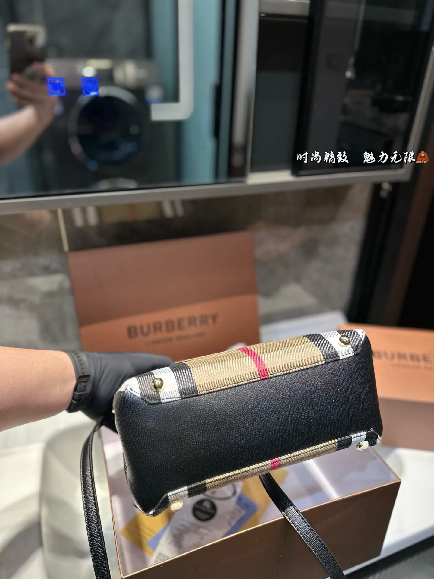 ❤️p165（礼盒包装）❤️ 上❤巴宝莉/burberry 购物袋 这款真的是太好看了吧 你们千呼万唤的款💓💓 怎么背都好看 质量超🐂B PK专柜品质 美妞必留款 趁着现货 抓紧留 size 26 19cm