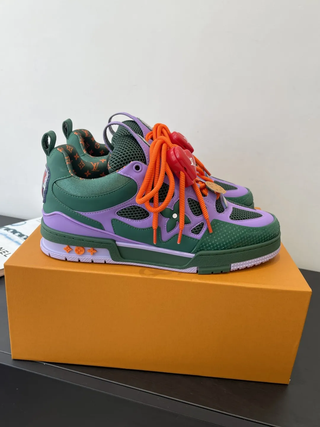 400💰新版面 Louis Vuiton路易威登 Skate系列面包鞋滑板鞋 运动鞋(配饰➕60❗️) LV Skate从2020年开始延续The View专业滑板鞋款,这种风格延续了90年代肥大的版型。设计师们添加了俏皮的元素,例如开放式网面鞋舌和向Axion、es和DC致敬的夸张鞋带。这款LVSK8运动鞋不同于典型的滑板鞋,它采用牛巴革制成,带有TPU饰边和Monogram纹理。最后,还有鞋跟和鞋舌上的logo以及侧面花卉图案。 面料:原版定制头层牛皮+透气网面 内里:原版进口透气网里 鞋底:原版开模tpu大底 码数:35-45