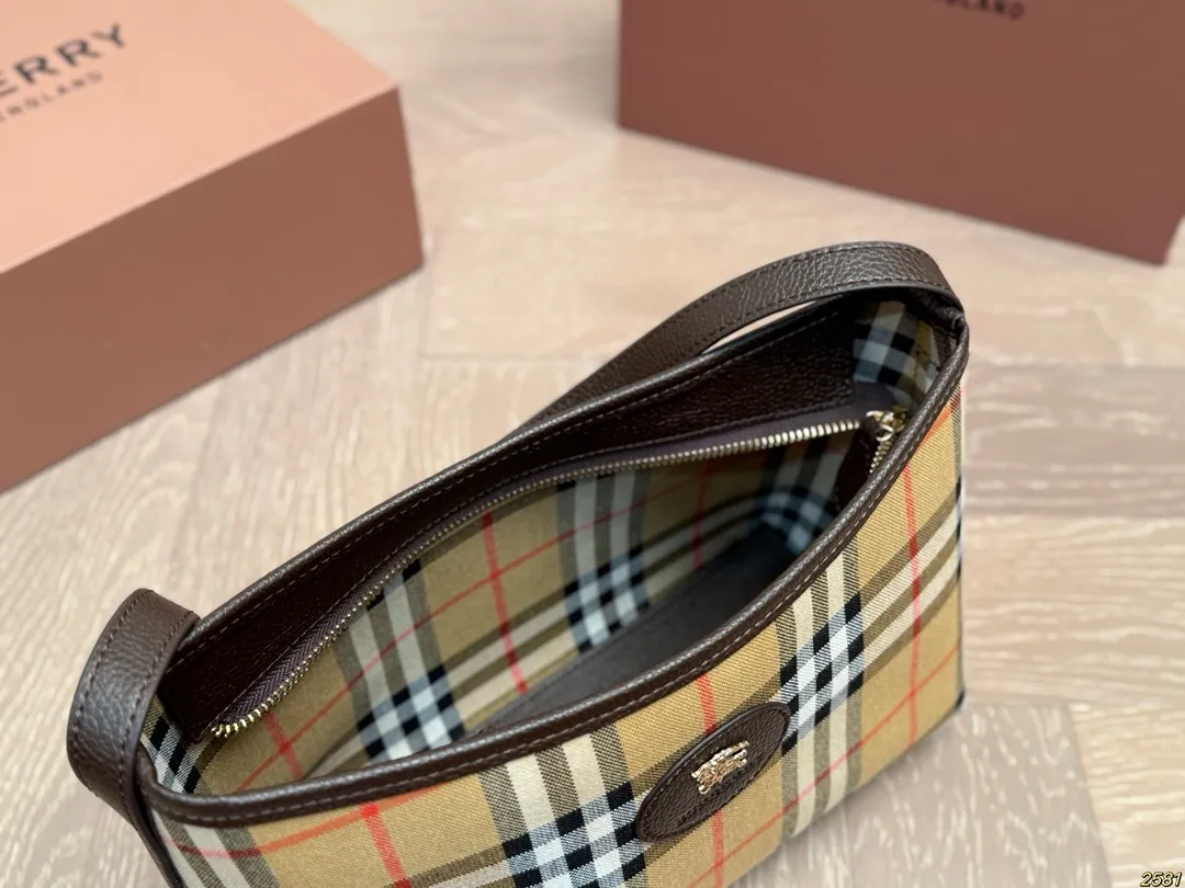 &yen;125折叠盒 巴宝莉Burberry 可甜可咸 时尚潮流 轻松驾驭任何风格 尺寸24 16