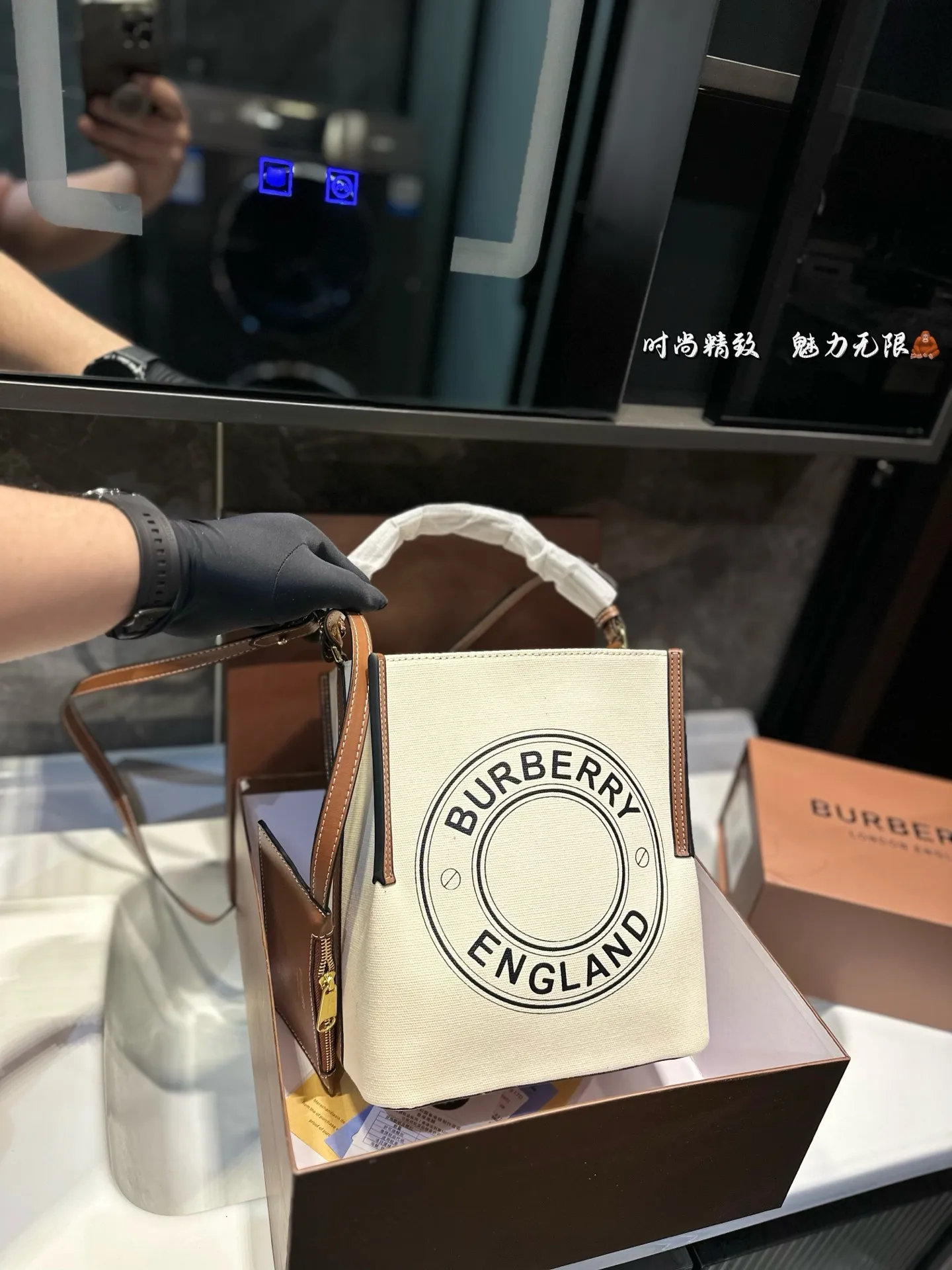 ❤️p130❤️ Burberry越来越文艺了 很久没有巴宝莉有这样心动的感觉了之前也只见过官宣照片 实物到手才发现比想象中的还要美简直一见钟情自从 Riardo tisci加入Burberry 以来搞了好多大事件!启 用新logo 开创新monogram打造全新包款 今年春夏毫不张扬低调上线的帆布系列包包 简直就是偷心多少人感叹因为这几款帆布包 也变成了不敢随便进的店新款的帆布水桶包不仅好看 造型和其他帆布包也不太一样特别的样式自带vintage气质帆布面料比全皮的看起来更有质感更特别自带文艺小清新的气息 上身搭配也是超乎想象的显气质 尺寸21*25.5cm