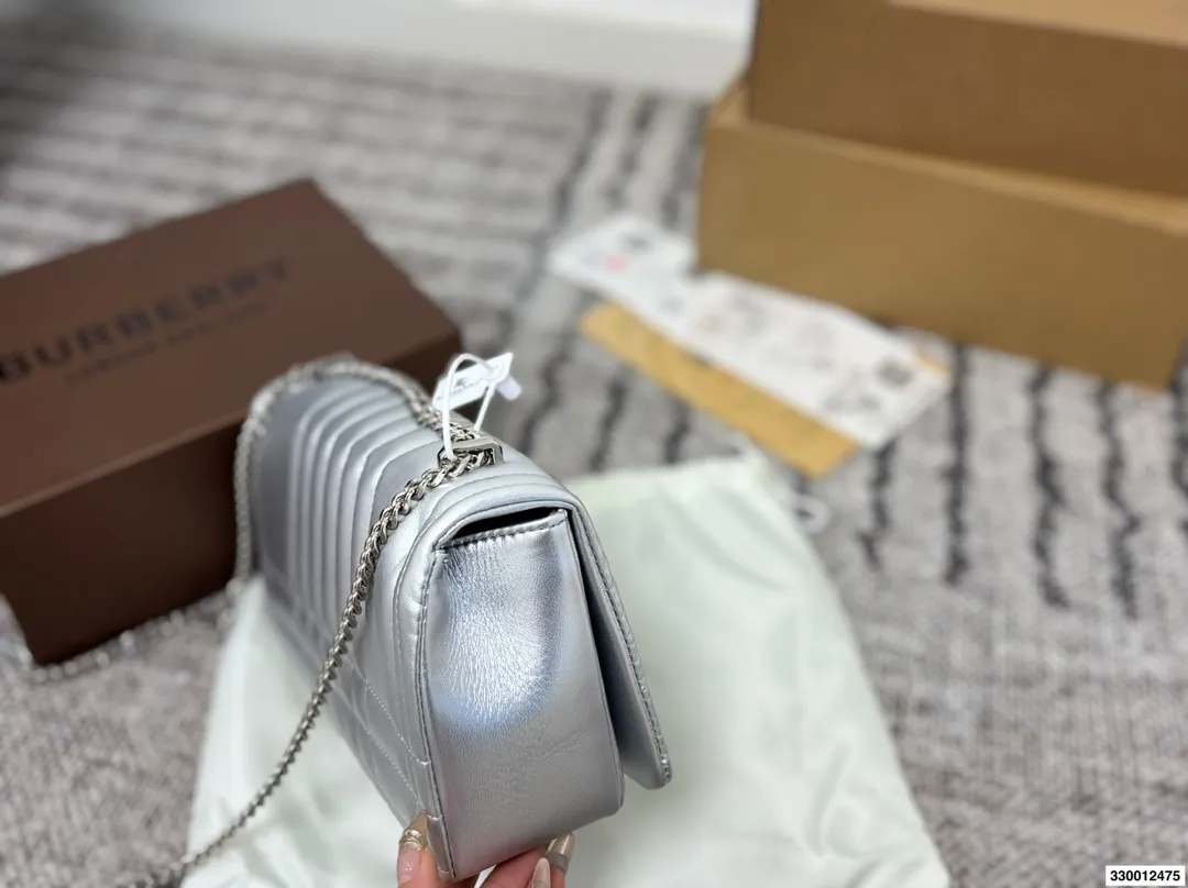 p165 配礼盒 burberry Lola新品链条包 软软的皮质加上珩缝工艺写满了高级! 和我的基础款怎么搭都好看! 尺寸22.15