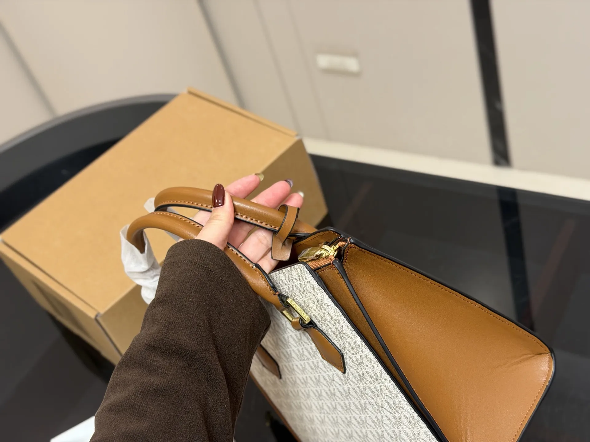 ¥170 配盒 size:26*20cm mk 新品 你会发现它越看越好看! 实用型 容量大