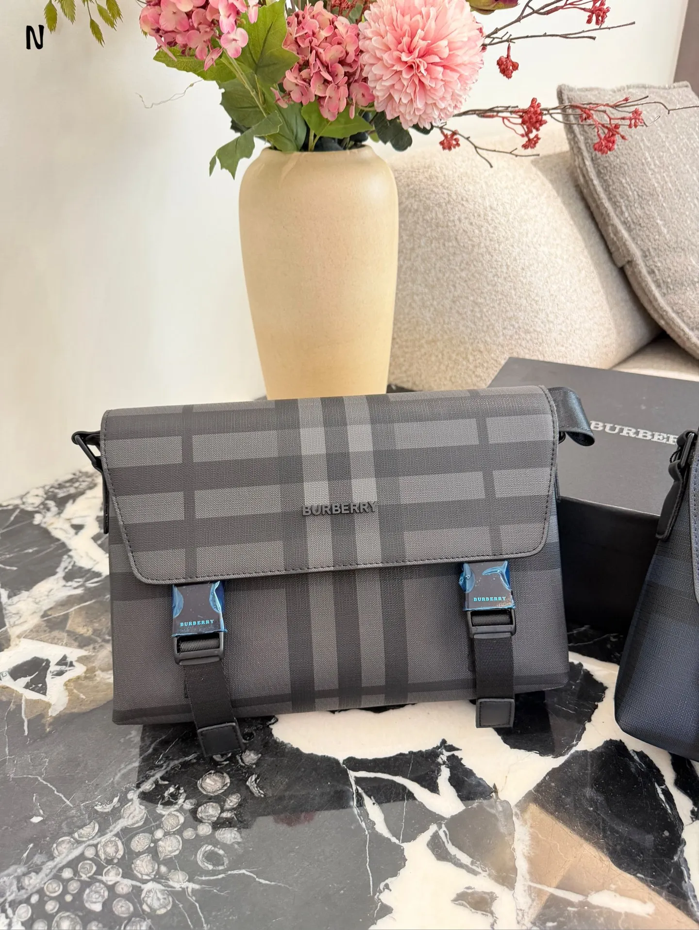 p170 Burberry炭灰格纹信使包 Burberry这款炭灰格纹信使包, 采用经典格纹帆布+小 牛皮饰边,低调又高级。29x8.5x17.5cm约29x8.5x17.5cm, 内部空间合理,通勤日常都很OK!可调节肩带,单肩斜挎随心切换,实用又有型+。英伦风满满,男女都能轻松驾驭,休闲或商务穿搭都超百搭!