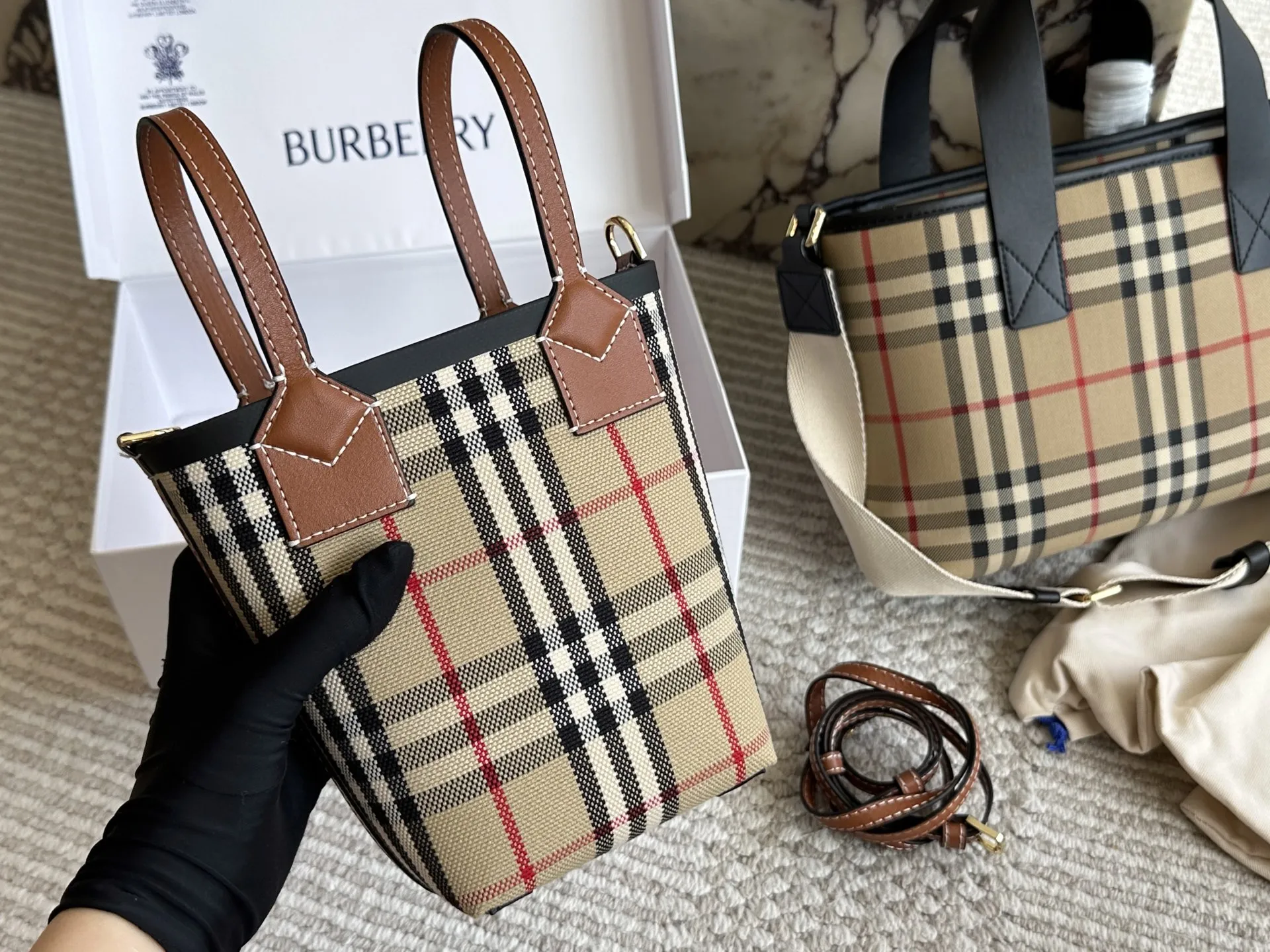 💰150 配盒 size：底宽11 上宽20高18 Bur|可爱的小 格纹水桶包/菜篮子 超级经典的小格子哦！