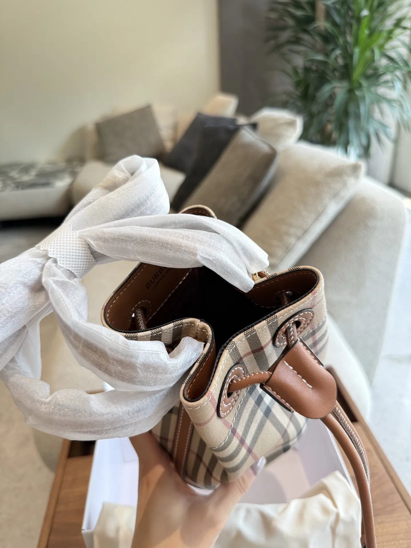 p165 年底到了。2快来-只BURBERR发财桶到发财$水桶包，选用涂层棉质混纺面料打造。于意大利工坊精制而成。 秋冬必备百搭斜挎包. 满满的高级感，时尚女士必备。 商品规格:16.5 x11x 18.5cm,肩背带最短垂直佩戴长度:48cm，肩背带最长垂直佩戴长度:54cm