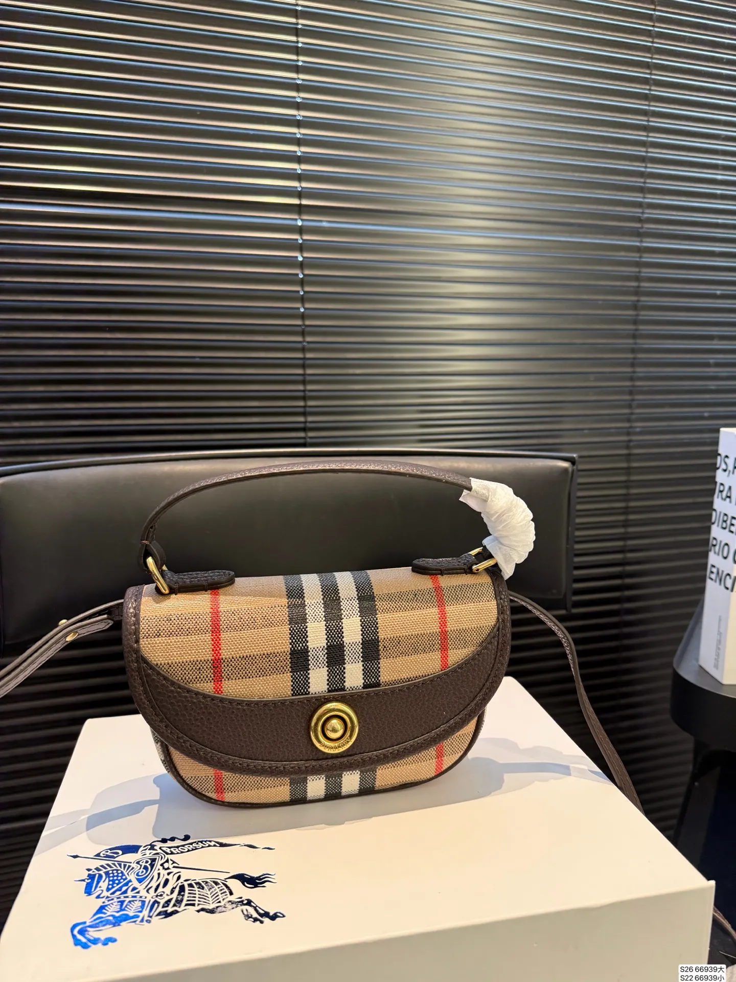 大号P180 小号P160 配折叠盒 当经典格纹,邂逅浓郁秋色 高级感秋日公式,Burberry就够了 尺寸大号24 17 小号19.5 12 货号66939