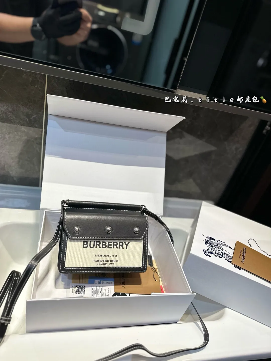 ❤️p145(礼盒包装)❤️ Burberry 巴宝莉 Title单肩斜挎mini邮差包巴宝莉最爆的邮差包 没有之一意大利产 店铺在售款 不好买最经典的配色尺寸约为:19*15