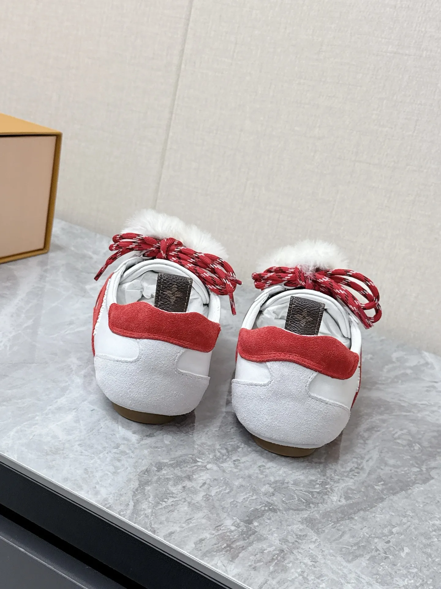 💰320 Louis Vuitton路易威登驴牌春夏Sneakerina系列 芭蕾运动鞋 德训鞋 平底鞋 原版三对购入开发完美复刻Sneakerina 芭蕾风运动鞋以丝滑绒面牛皮革塑造流畅线条 兼具芭蕾舞鞋的轻盈构型和运动鞋的舒适质感。侧面 LV 标识和Monogram 帆布后袢带丰富细节,Sacchetto 工艺和 TPU 外底升级轻柔穿着体验 底厚:1.5CM 面料: 原版定制进口头层牛皮 内里:原版定制透气网里鞋底:原版开模注塑TPU材质Size: 35-42(41 42定制)