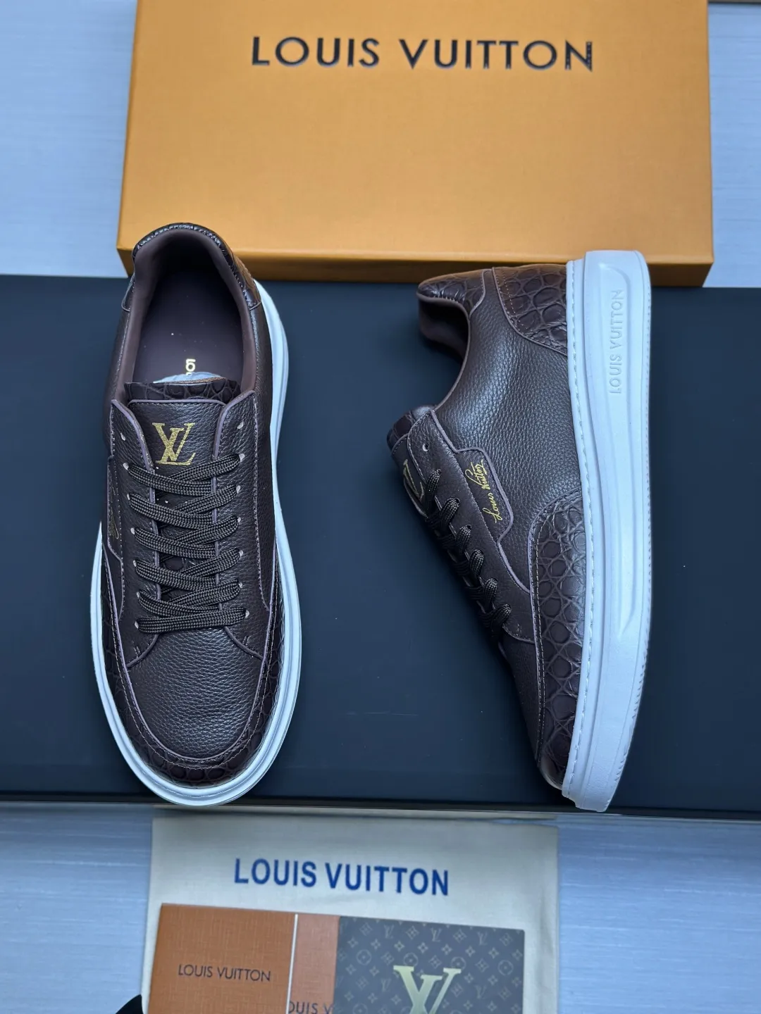 工厂直销¥350💰顶级版本全套包装❗️莞产高端货源LV 路易威登 驴牌 L家 BEVERLY HILLS系列 丹宁牛仔布 休闲 运动鞋 本款 Beverly Hills 运动鞋以 Monogram 丹宁布和粒面牛皮革重返新季,搭配厚实而轻盈的橡胶外底,为潮流设计融入舒适体验。鞋带四周勾勒皮革饰边,手写体路易威登标识压印其上 配送专柜精美包装🛍📦 ▪️面料: 原版定制头层牛皮+牛仔布 ▪️内里: 原版定制透气网里 ▪️大底: 原版开模发泡材质 ▪️底厚: 4CM ▪️Size: 男款39-45(4647定做
