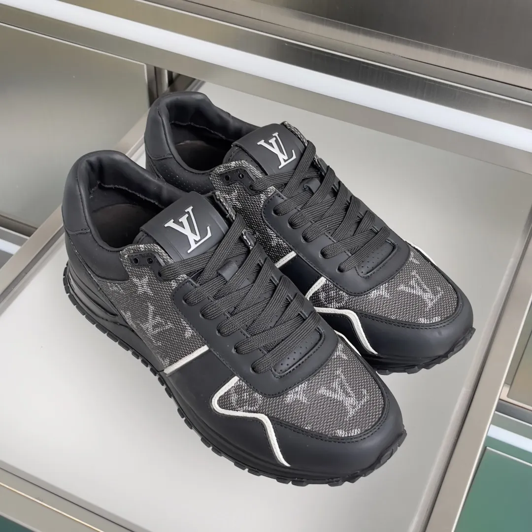 顶级版本：男款390💰 LV 路易威登 驴牌L家 经典Run Away系列 休闲 运动鞋 老爹鞋 原版购入开发 做货 本款 Run Away 运动鞋融汇品牌经典 Monogram 压纹粒面牛皮革和 Epi 牛皮革，以坡跟橡胶外底诠释跑鞋灵感。LV 字母和路易威登巴黎标识分别点缀鞋舌和后部 配送专柜精美包装🛍📦 ▪️ 面料：原版定制进口头层牛皮 ▪️ 内里：原版定制羊皮+透气网里 ▪️ 鞋底：原版开模防滑TPU材质 ▪️ 底厚：4CM ▪️ Size: 男款39-46