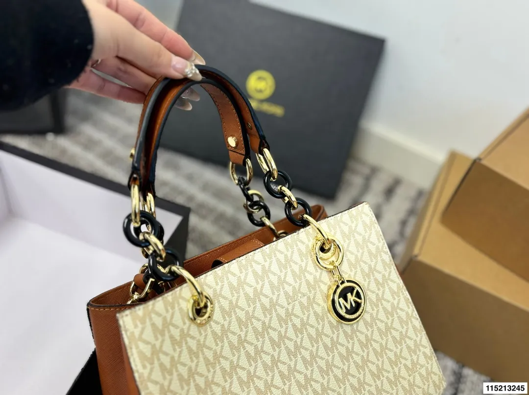 p145 配盒 尺寸25×19 MK 新款老花托特包购物袋托特包 标志性logo印花,🉑️手提斜挎,出行、游玩都可以带上它❗️