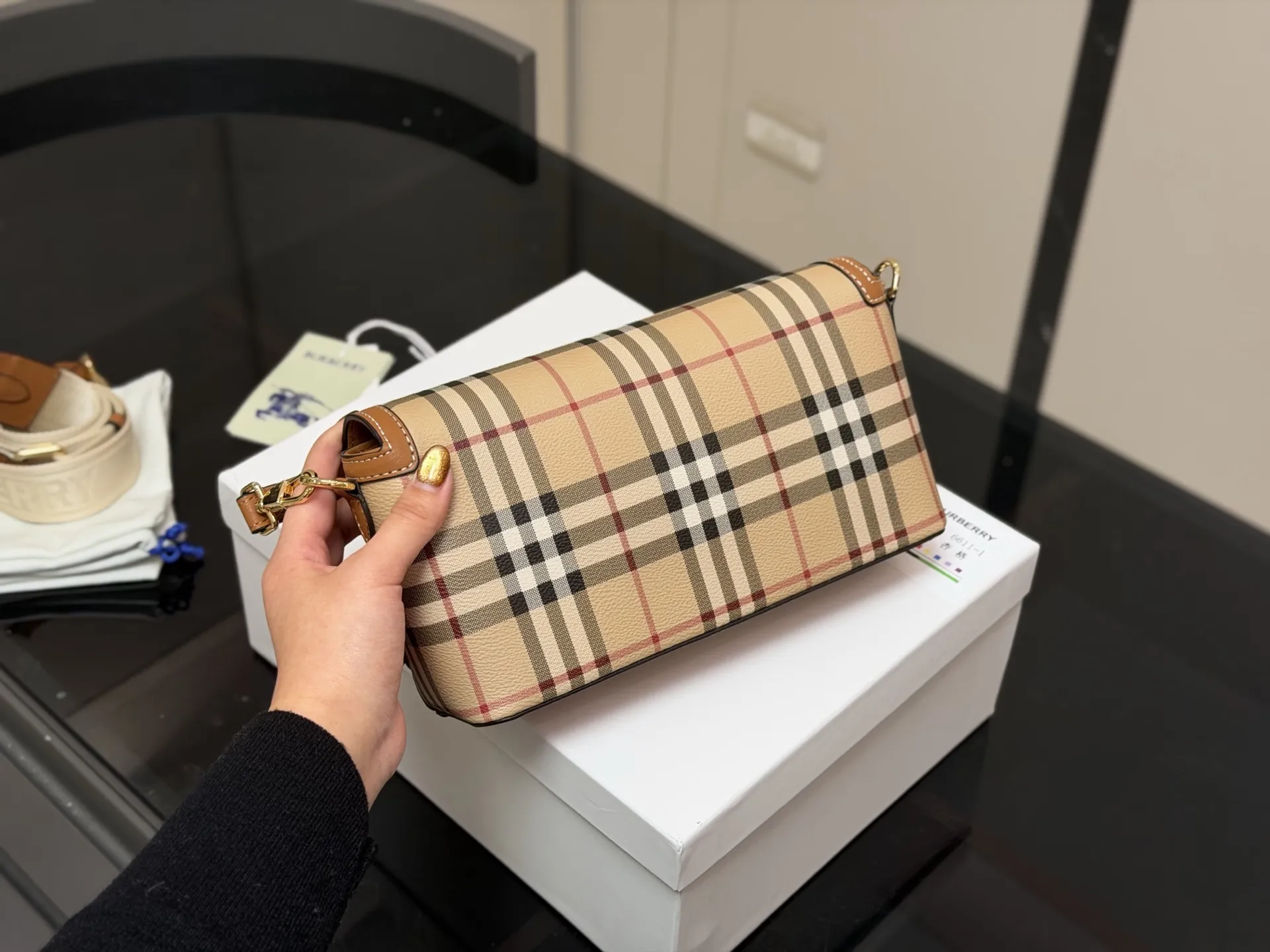 ¥170 配盒 size:24*13cm 巴宝莉帆布邮差包! 自带vintage气质。 橄榄绿看起来更有质感,更特别。