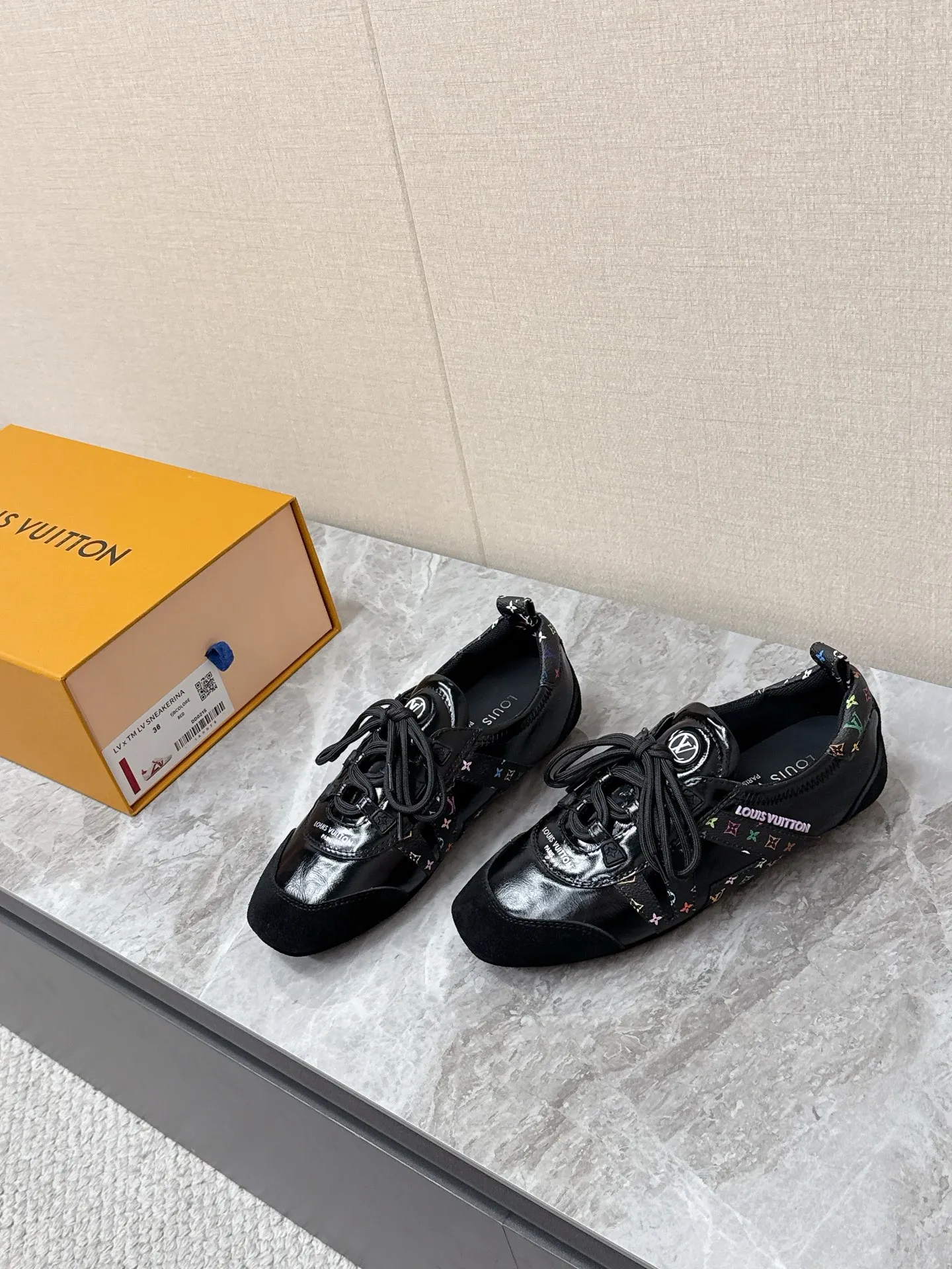 💰300 Louis Vuitton路易威登驴牌春夏Sneakerina系列 芭蕾运动鞋 德训鞋 平底鞋 原版三对购入开发完美复刻Sneakerina 芭蕾风运动鞋以丝滑绒面牛皮革塑造流畅线条 兼具芭蕾舞鞋的轻盈构型和运动鞋的舒适质感。侧面 LV 标识和Monogram 帆布后袢带丰富细节，Sacchetto 工艺和 TPU 外底升级轻柔穿着体验 底厚：1.5CM 面料: 原版定制进口头层牛皮 内里：原版定制透气网里鞋底：原版开模注塑TPU材质Size: 35-42（41 42定制）