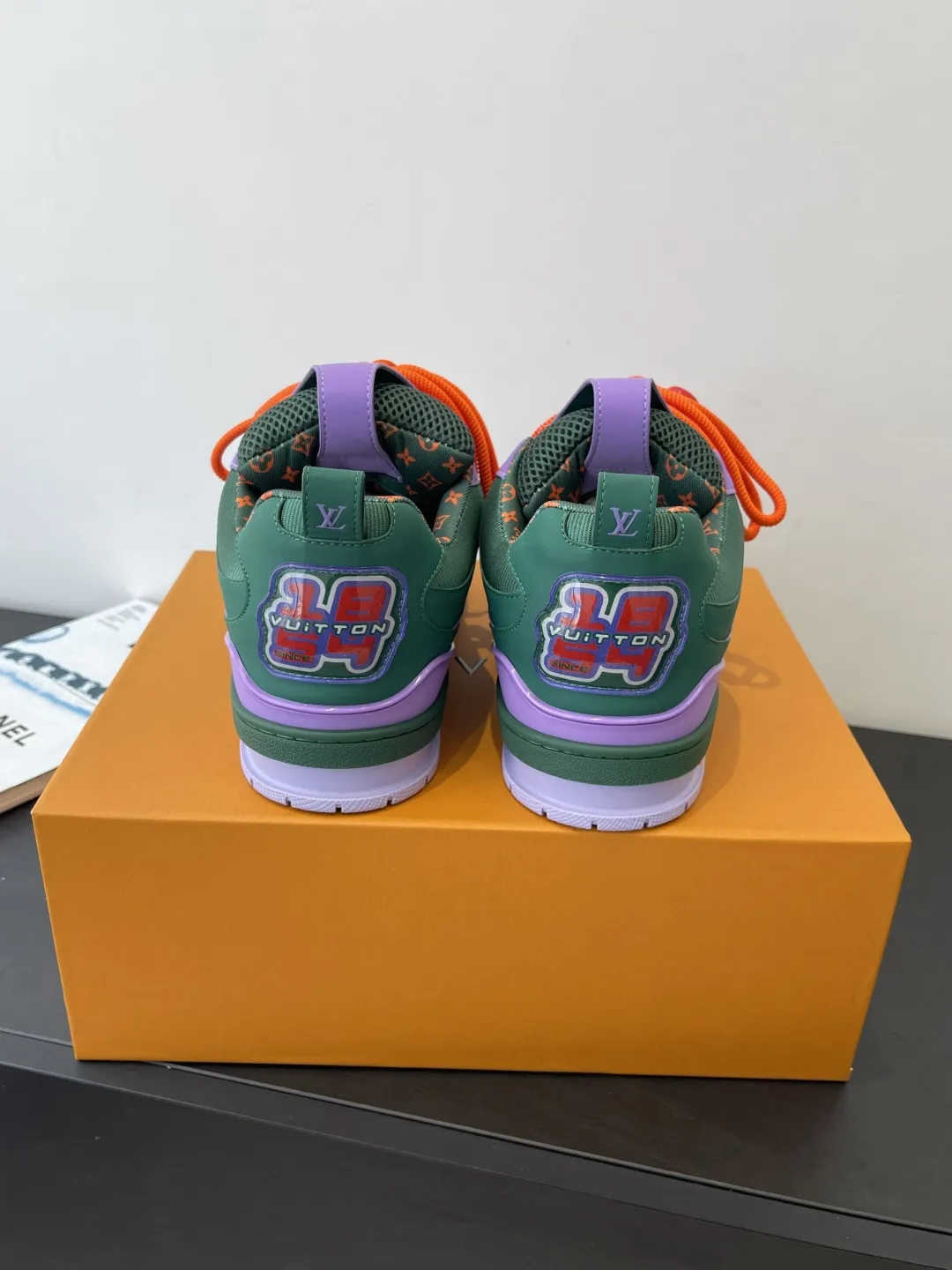 400💰新版面 Louis Vuiton路易威登 Skate系列面包鞋滑板鞋 运动鞋（配饰➕60❗️） LV Skate从2020年开始延续The View专业滑板鞋款，这种风格延续了90年代肥大的版型。设计师们添加了俏皮的元素，例如开放式网面鞋舌和向Axion、es和DC致敬的夸张鞋带。这款LVSK8运动鞋不同于典型的滑板鞋，它采用牛巴革制成，带有TPU饰边和Monogram纹理。最后，还有鞋跟和鞋舌上的logo以及侧面花卉图案。 面料：原版定制头层牛皮+透气网面 内里：原版进口透气网里 鞋底：原版开模tpu大底 码数：35-45