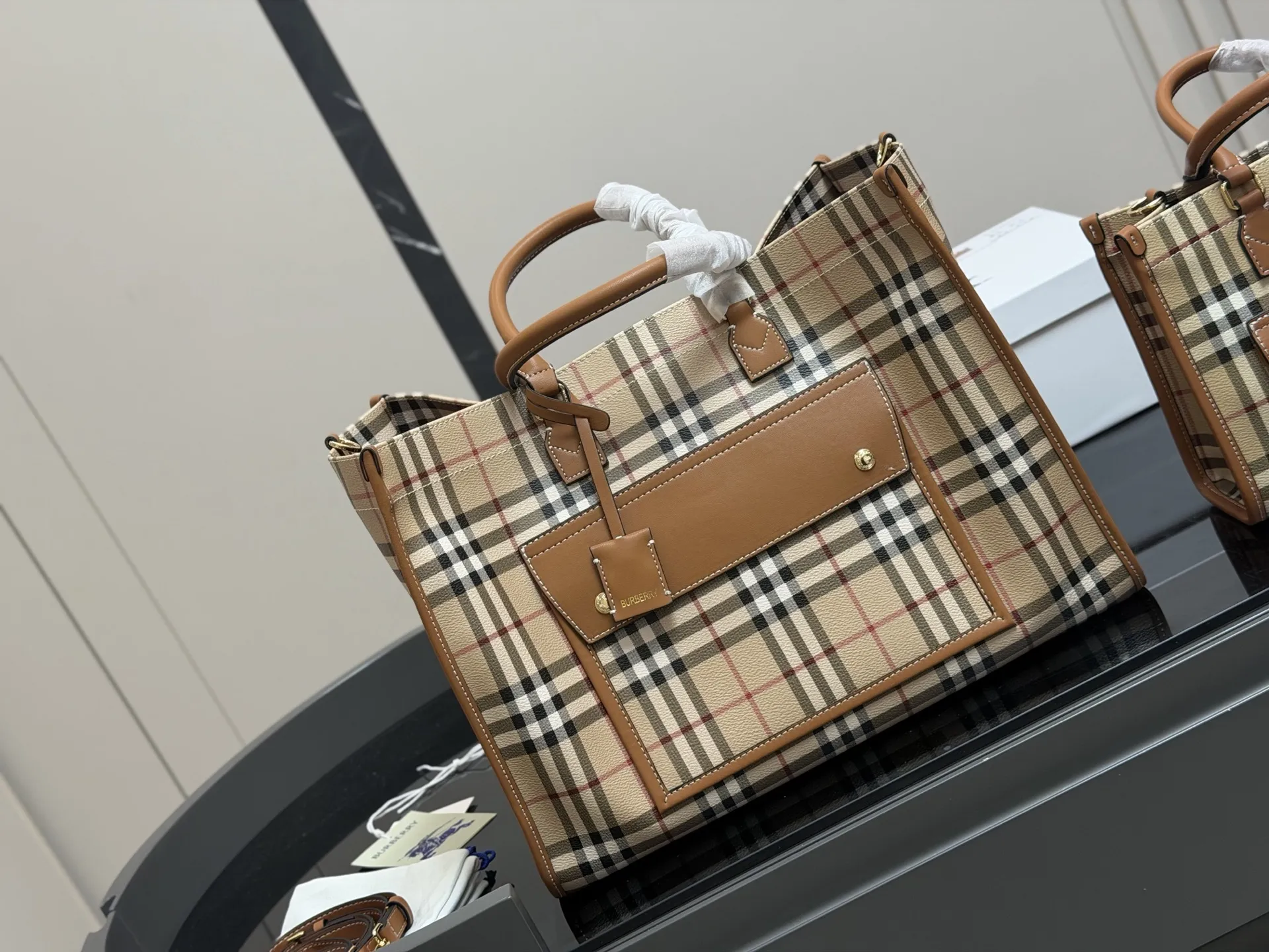 ¥210 ¥180 size: 38.28cm 23.20cm 巴宝莉Freya 帆布tote(托特) 方方正正的外形自带一股复古学院气息! 真的好爱粉色 夏天小托特的不二选择!