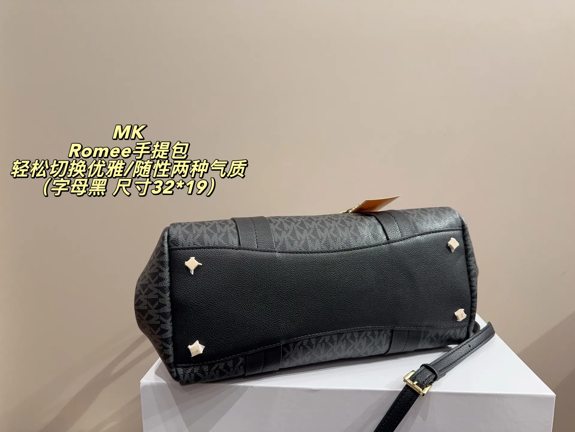 P165配盒⚠️尺寸32*19 MK Romee手提包 老花面料是MK标志性元素,皮质拼接提升质感,背出门自带“低调轻奢”的辨识度。 包身自带外侧小口袋+内侧隔层,既保证了“精致小包”的外观,又能有序收纳手机、口红等随身物,实用与高级感兼顾