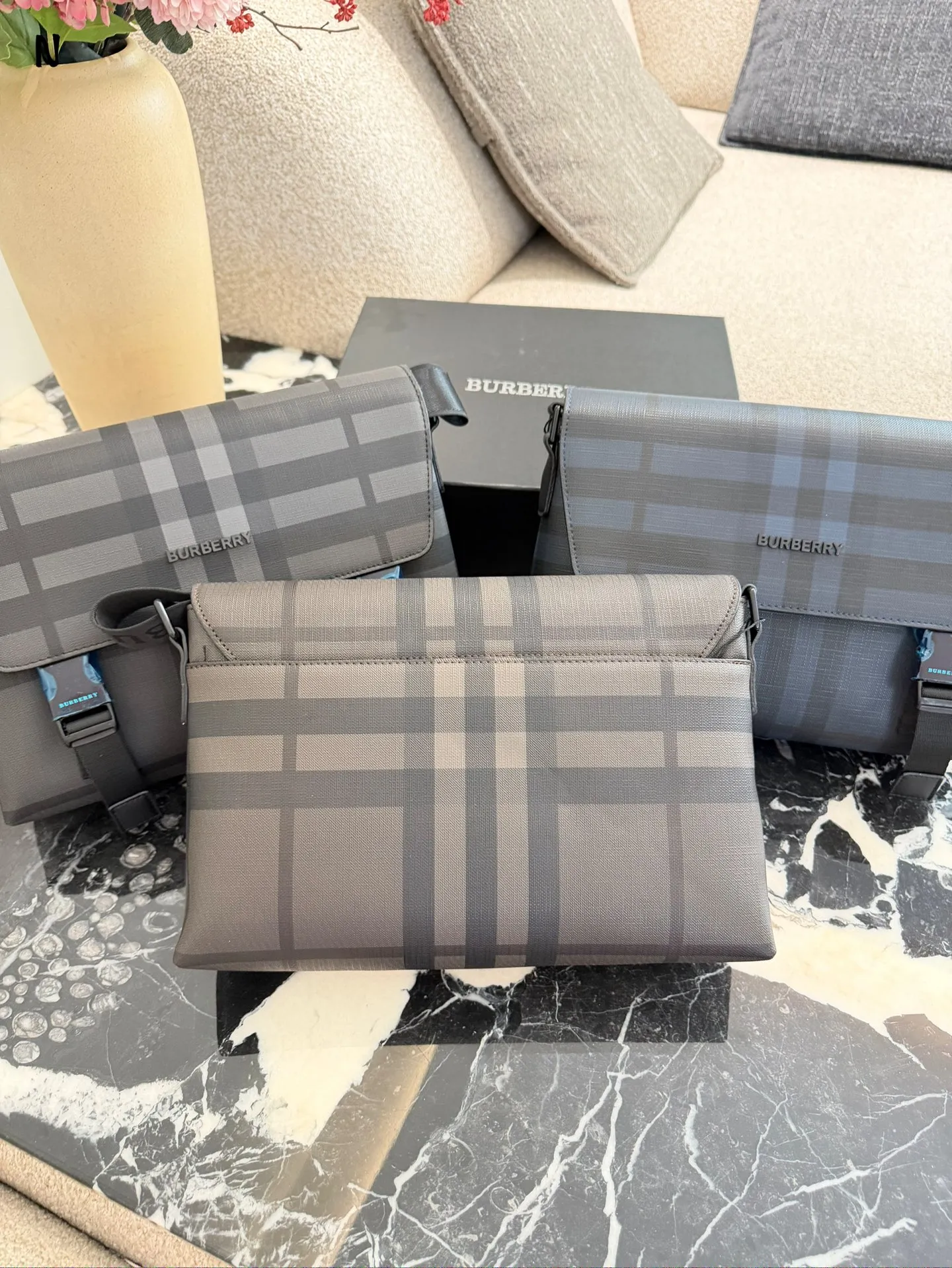 p170 Burberry炭灰格纹信使包 Burberry这款炭灰格纹信使包, 采用经典格纹帆布+小 牛皮饰边,低调又高级。29x8.5x17.5cm约29x8.5x17.5cm, 内部空间合理,通勤日常都很OK!可调节肩带,单肩斜挎随心切换,实用又有型+。英伦风满满,男女都能轻松驾驭,休闲或商务穿搭都超百搭!