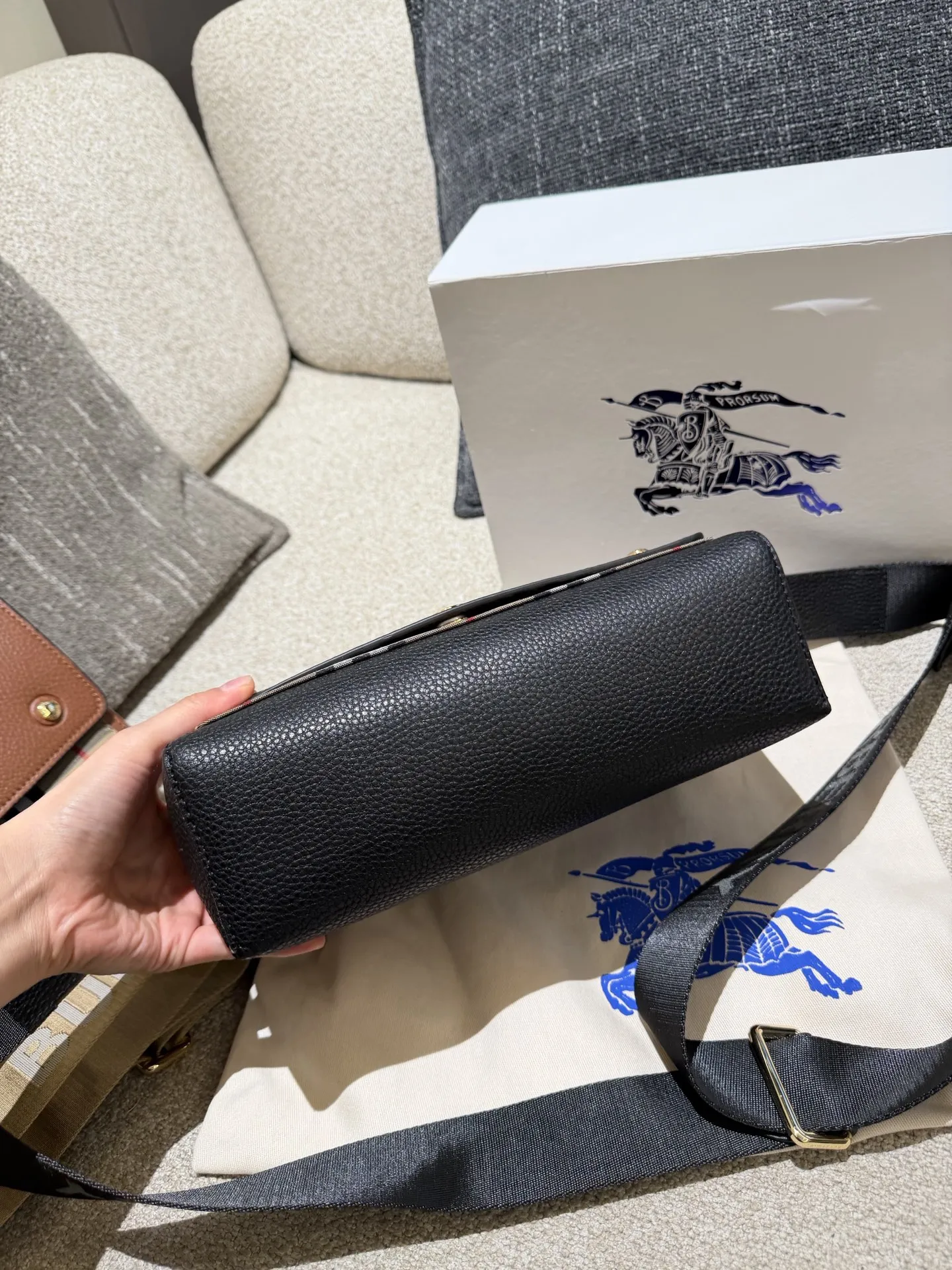 Burberry Note邮差包p165 Burberry Note邮差包,荔枝纹牛皮+经典格纹拼接,低 调又高级!25x17x8cm25x17x8cm,容量超能装,iPad、 雨伞都能放,通勤日常都OK++。宽肩带可调节,减压又百搭,休闲西装都能配。包盖吸扣设计,开合方便,内部空间合理,实用性满分!荔枝纹耐磨耐用,日常通勤、旅行都很 适合,是Burberry经典款,真的很推荐入手!