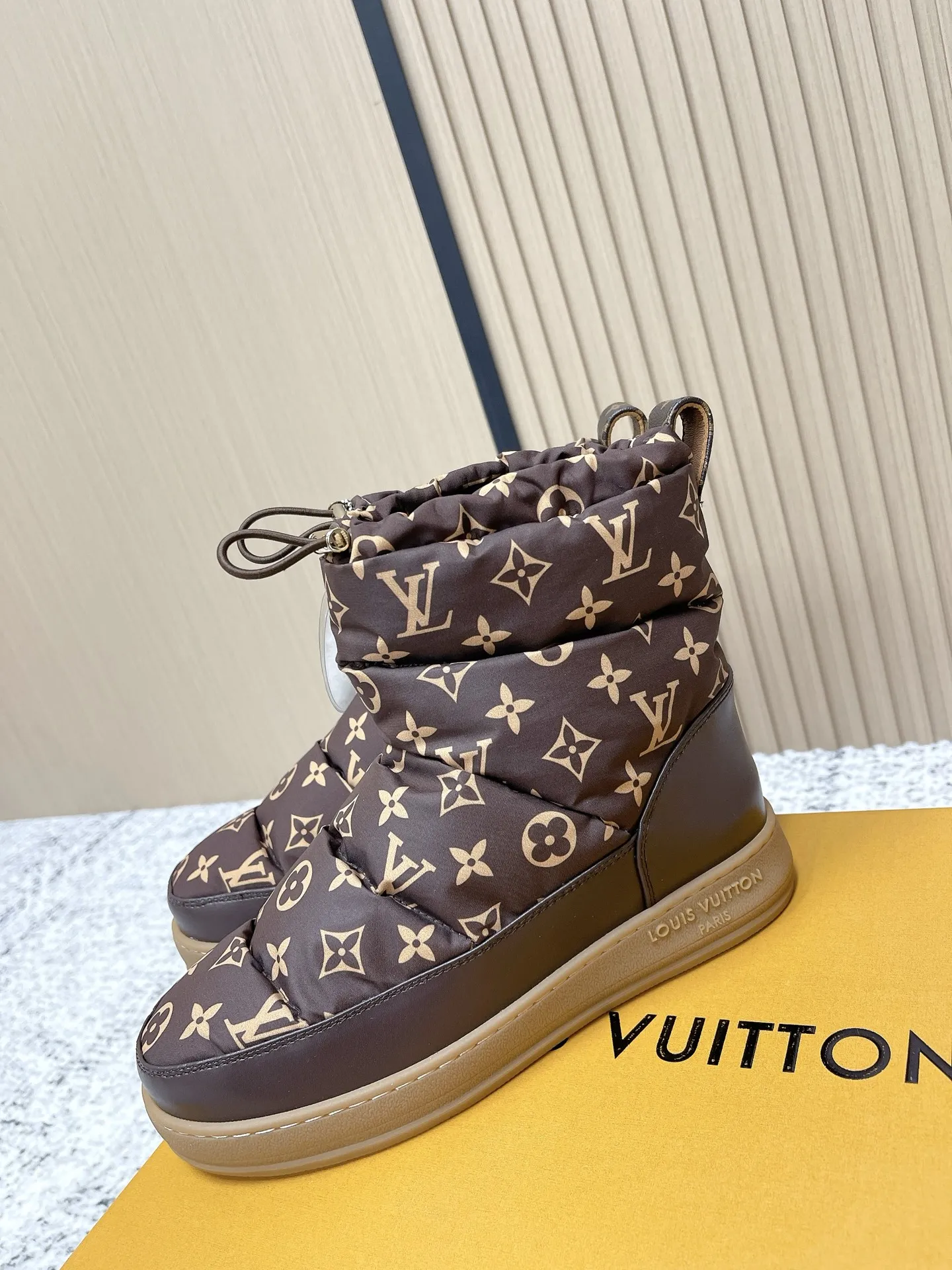 顶级版本：💰320 LV 路易威登 L家 驴牌 老花 厚底 羽绒 雪地靴 本款 LV Cloud 系带高帮运动鞋以舒适羊毛皮及经典 Monogram 帆布构筑舒暖瞩目构型，为 LV Ski 系列再添潮流一员，可在雪道运动与城市街头间无缝切换。交叉鞋带点缀亮泽孔眼，橡胶外底抒写路易威登标识 ▪️ 面料：原版定制进口防水布 ▪️ 内里：原版进口保暖BK布里 ▪️ 鞋底：原版开模防滑橡胶大底 ▪️ 底厚：3CM ▪️ Size: 35-39（40定做）