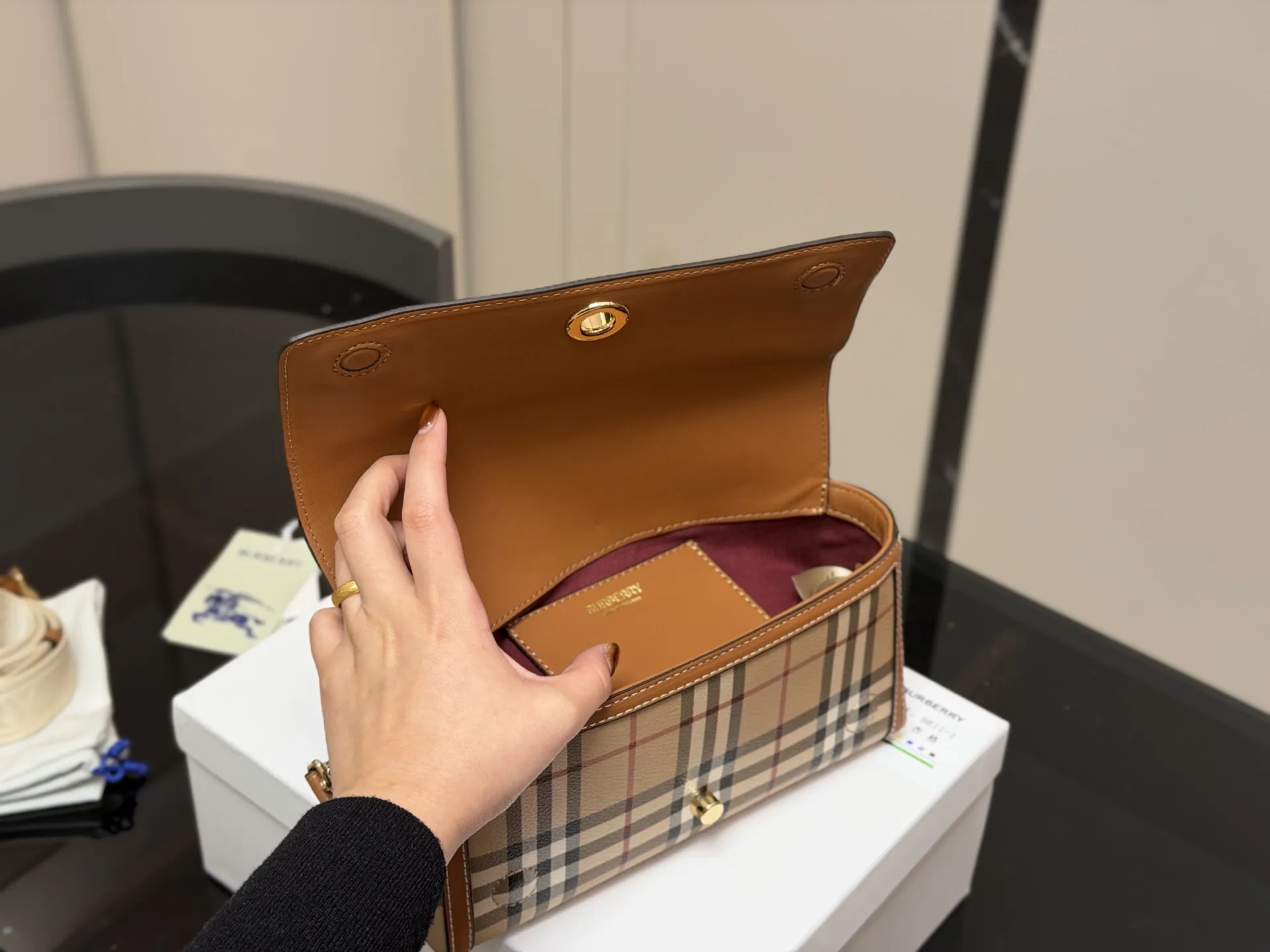 &yen;170 配盒 size：24*13cm 巴宝莉帆布邮差包！ 自带vintage气质。 橄榄绿看起来更有质感，更特别。