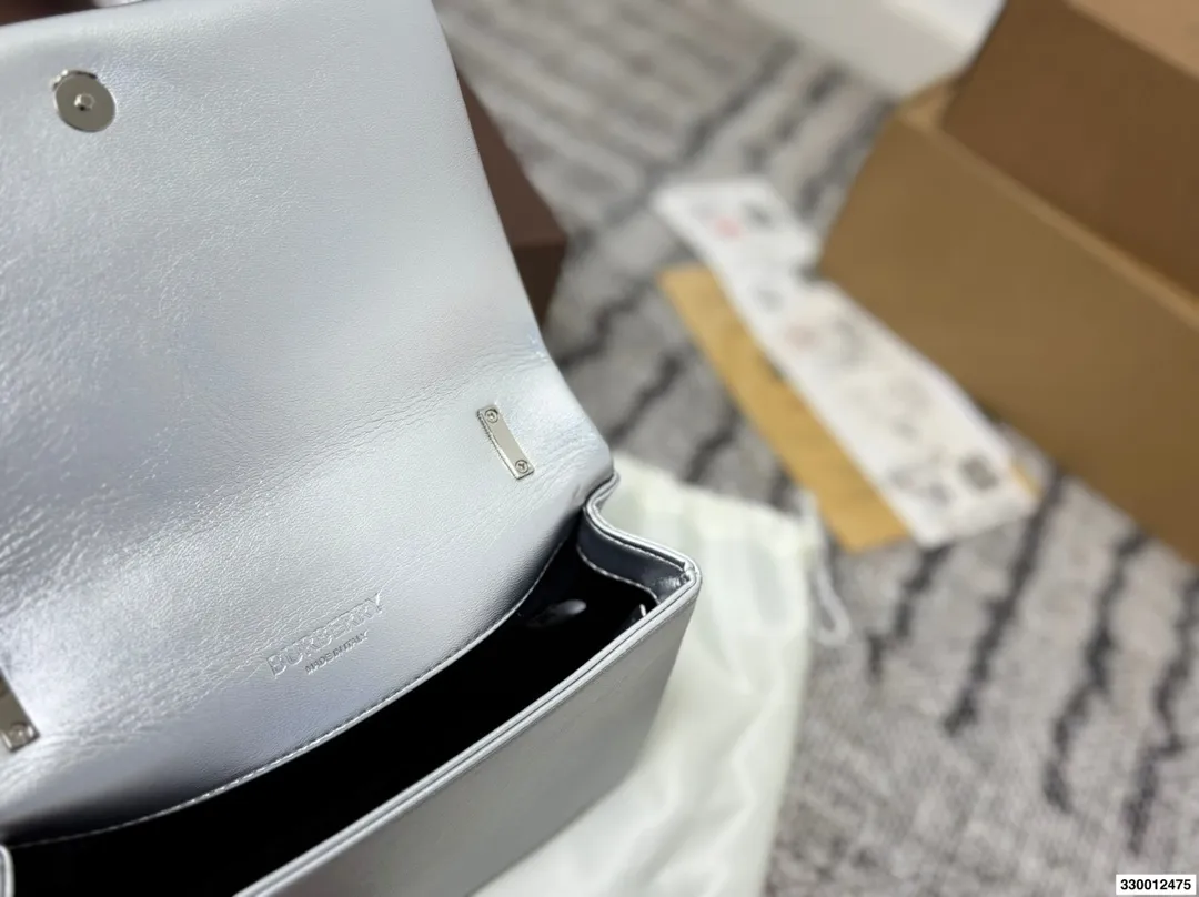 p165 配礼盒 burberry Lola新品链条包 软软的皮质加上珩缝工艺写满了高级! 和我的基础款怎么搭都好看! 尺寸22.15