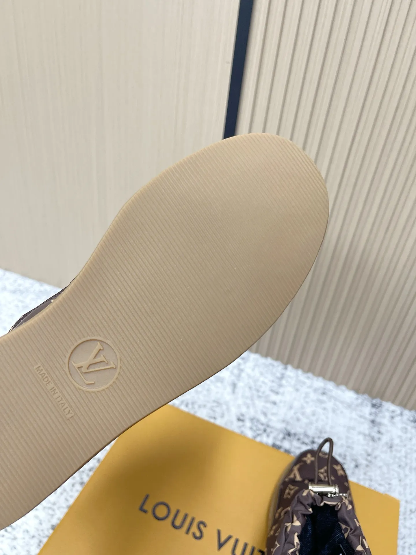 顶级版本:💰320 LV 路易威登 L家 驴牌 老花 厚底 羽绒 雪地靴 本款 LV Cloud 系带高帮运动鞋以舒适羊毛皮及经典 Monogram 帆布构筑舒暖瞩目构型,为 LV Ski 系列再添潮流一员,可在雪道运动与城市街头间无缝切换。交叉鞋带点缀亮泽孔眼,橡胶外底抒写路易威登标识 ▪️ 面料:原版定制进口防水布 ▪️ 内里:原版进口保暖BK布里 ▪️ 鞋底:原版开模防滑橡胶大底 ▪️ 底厚:3CM ▪️ Size: 35-39(40定做)